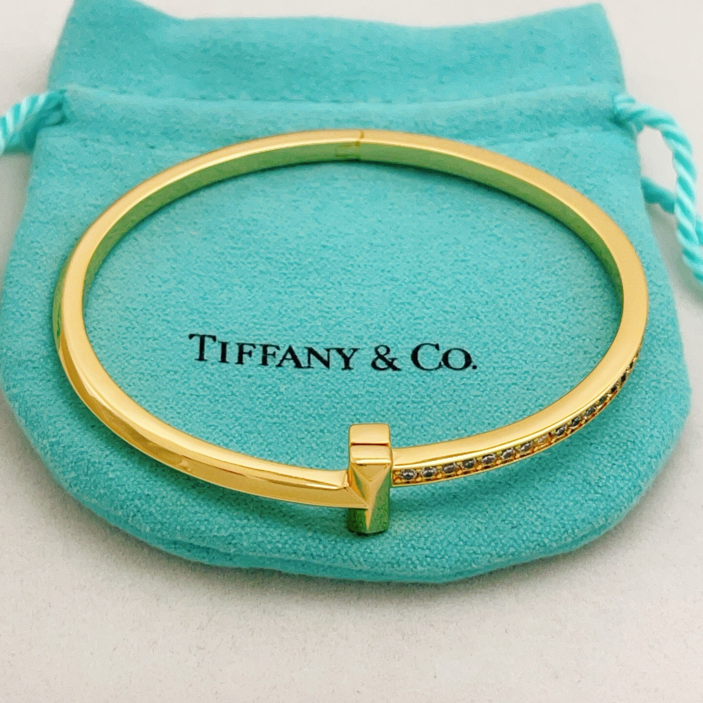 【Tiffany*帝芙尼最新款🆕🆕金色光面边钻T手镯】一致官网黄铜材质，非常的上镜‼️设计很特别值得入手