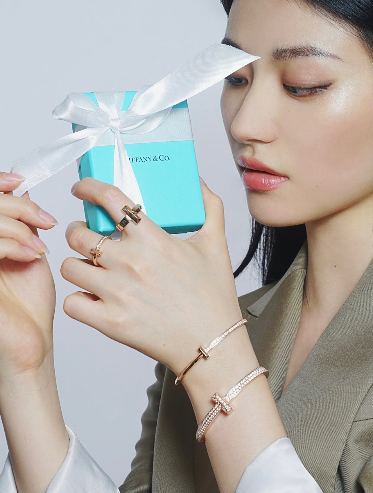 【Tiffany*帝芙尼最新款🆕🆕玫瑰金光面边钻T手镯】一致官网黄铜材质，非常的上镜‼️设计很特别值得入
