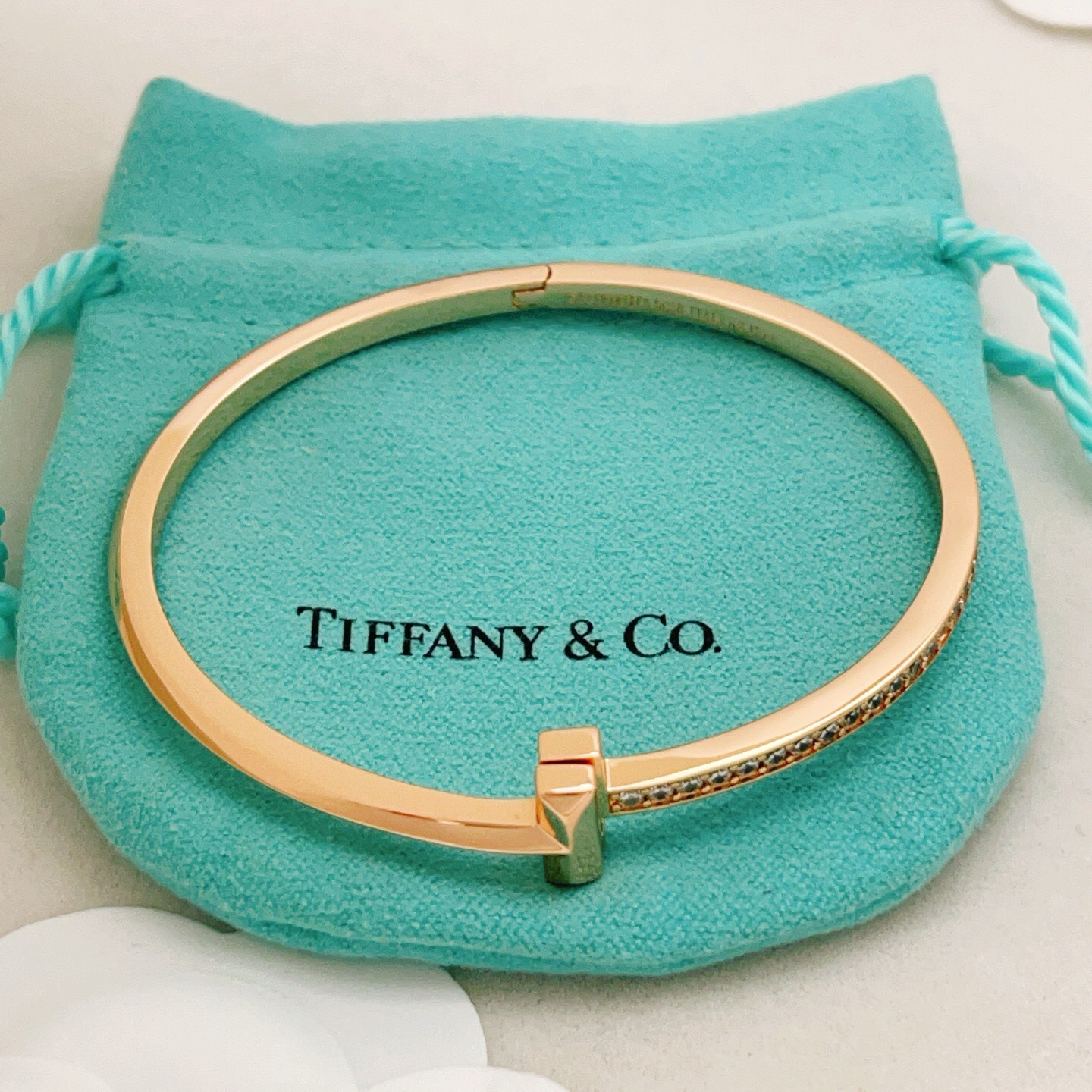 【Tiffany*帝芙尼最新款🆕🆕玫瑰金光面边钻T手镯】一致官网黄铜材质，非常的上镜‼️设计很特别值得入