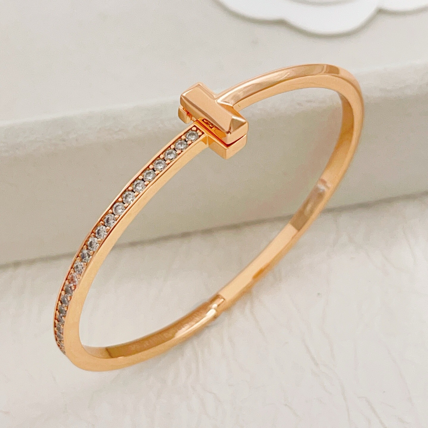 【Tiffany*帝芙尼最新款🆕🆕玫瑰金光面边钻T手镯】一致官网黄铜材质，非常的上镜‼️设计很特别值得入