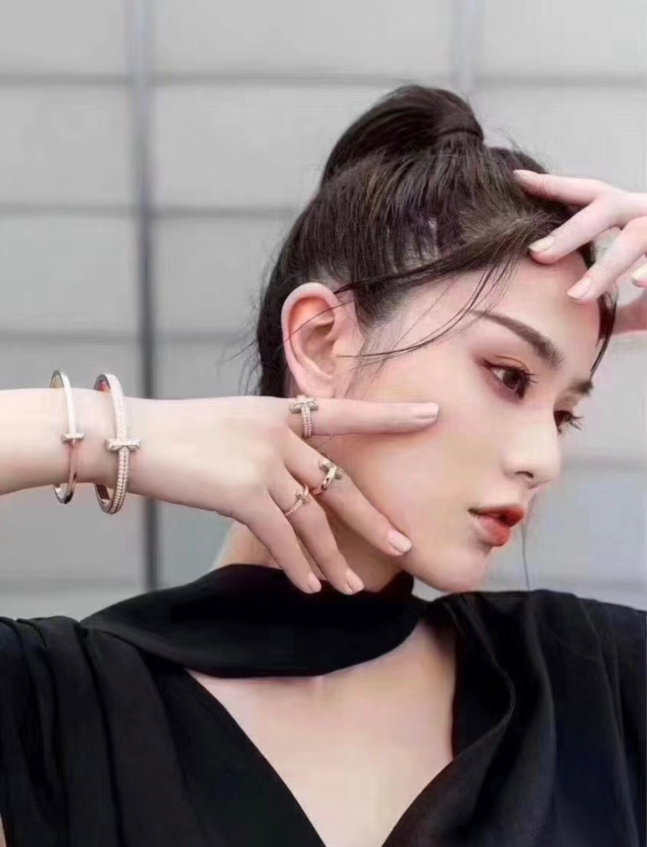 【Tiffany*帝芙尼最新款🆕🆕玫瑰金光面边钻T手镯】一致官网黄铜材质，非常的上镜‼️设计很特别值得入