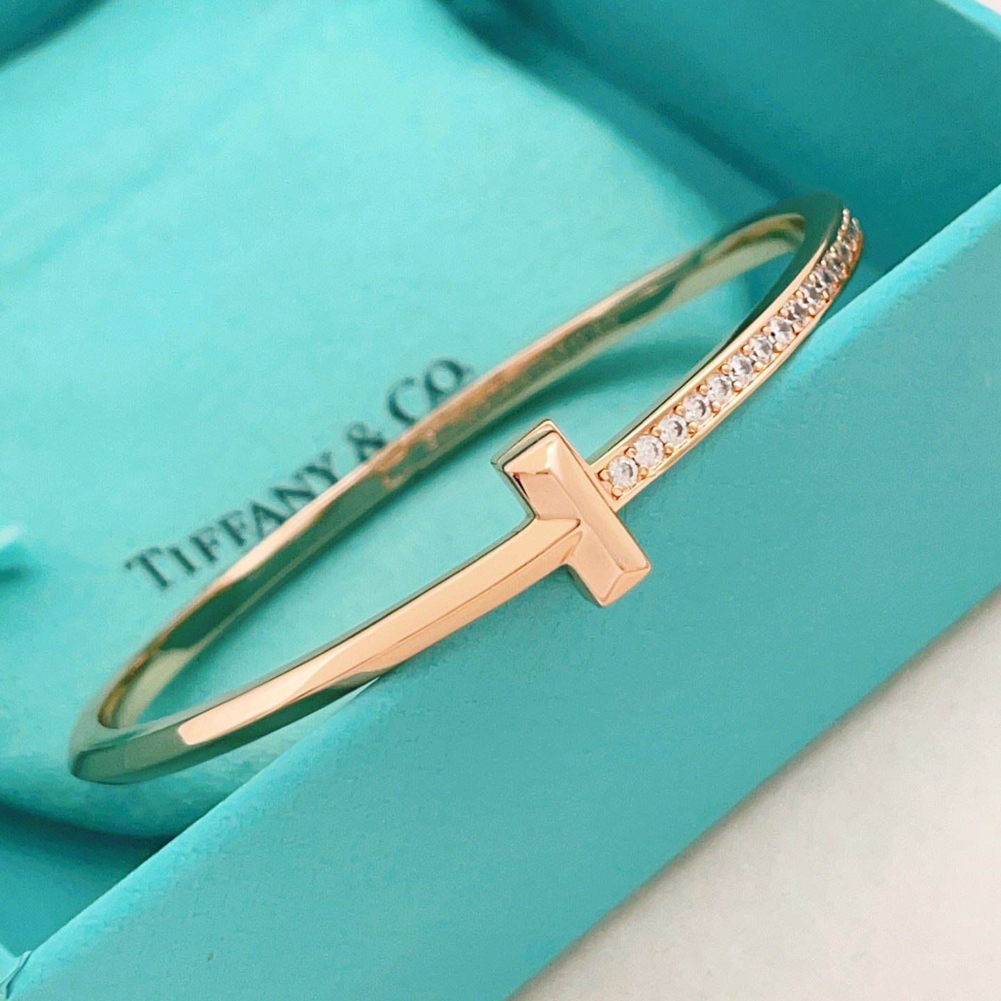 【Tiffany*帝芙尼最新款🆕🆕玫瑰金光面边钻T手镯】一致官网黄铜材质，非常的上镜‼️设计很特别值得入