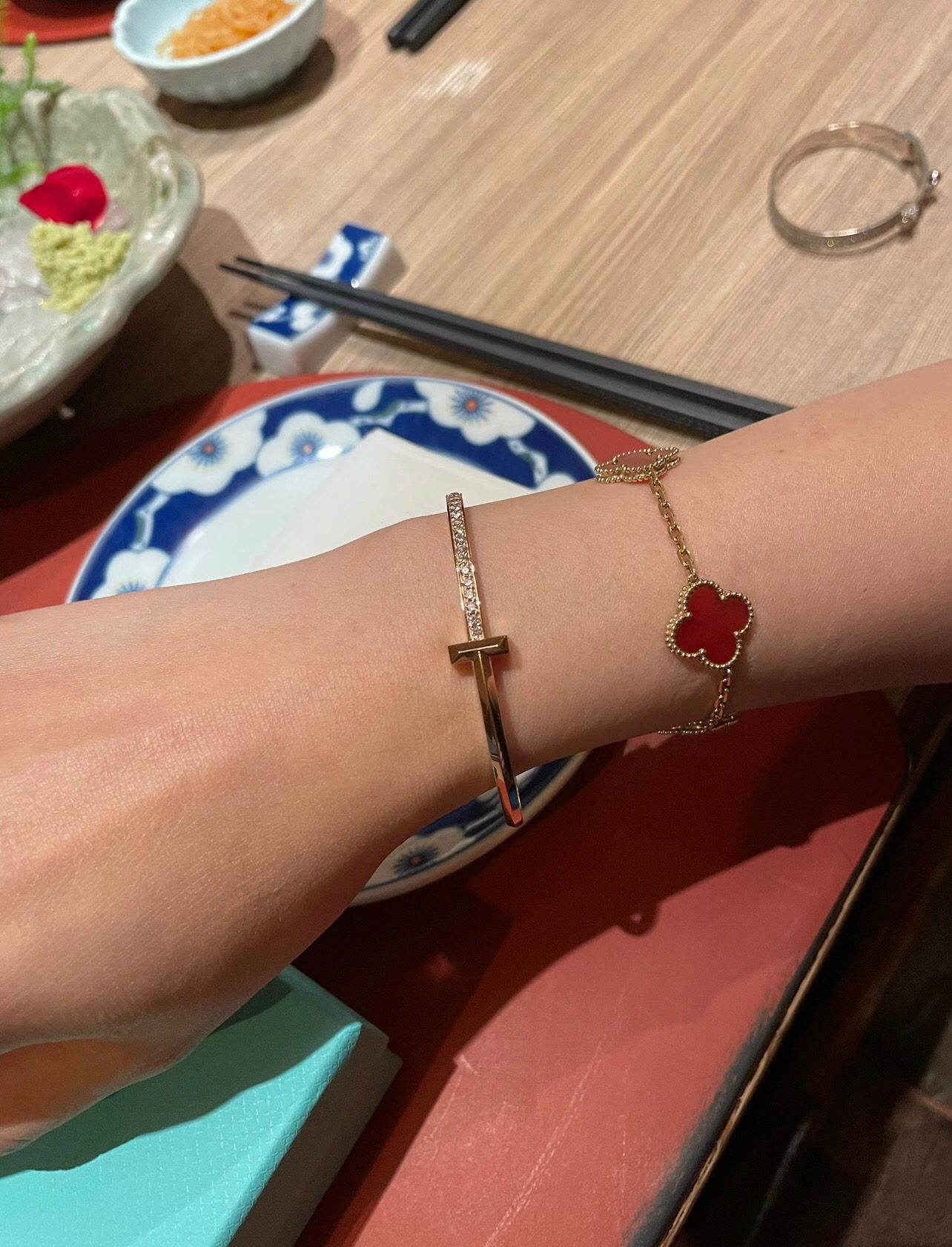 【Tiffany*帝芙尼最新款🆕🆕玫瑰金光面边钻T手镯】一致官网黄铜材质，非常的上镜‼️设计很特别值得入