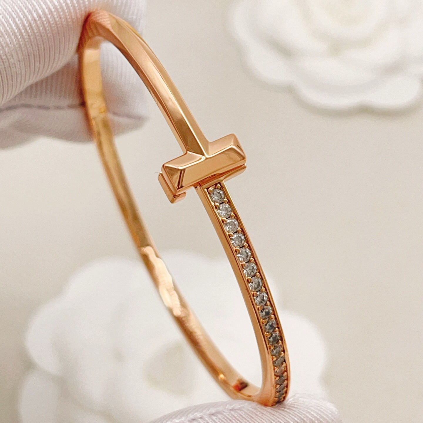 【Tiffany*帝芙尼最新款🆕🆕玫瑰金光面边钻T手镯】一致官网黄铜材质，非常的上镜‼️设计很特别值得入