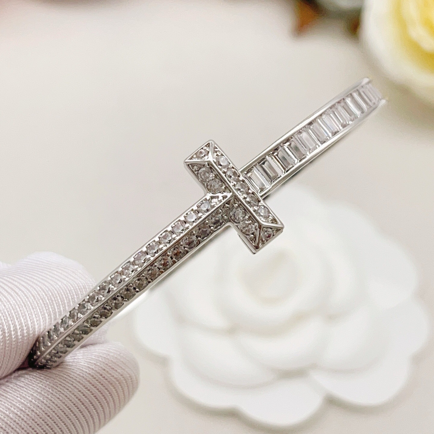 【Tiffany*帝芙尼最新款🆕🆕银色满钻方钻T手镯】一致官网黄铜材质，非常的上镜‼️设计很特别值得入手