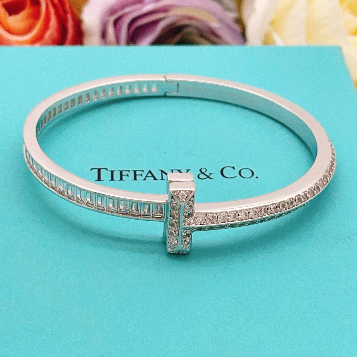 【Tiffany*帝芙尼最新款🆕🆕银色满钻方钻T手镯】一致官网黄铜材质，非常的上镜‼️设计很特别值得入手