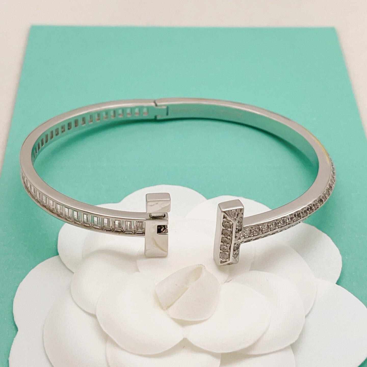 【Tiffany*帝芙尼最新款🆕🆕银色满钻方钻T手镯】一致官网黄铜材质，非常的上镜‼️设计很特别值得入手