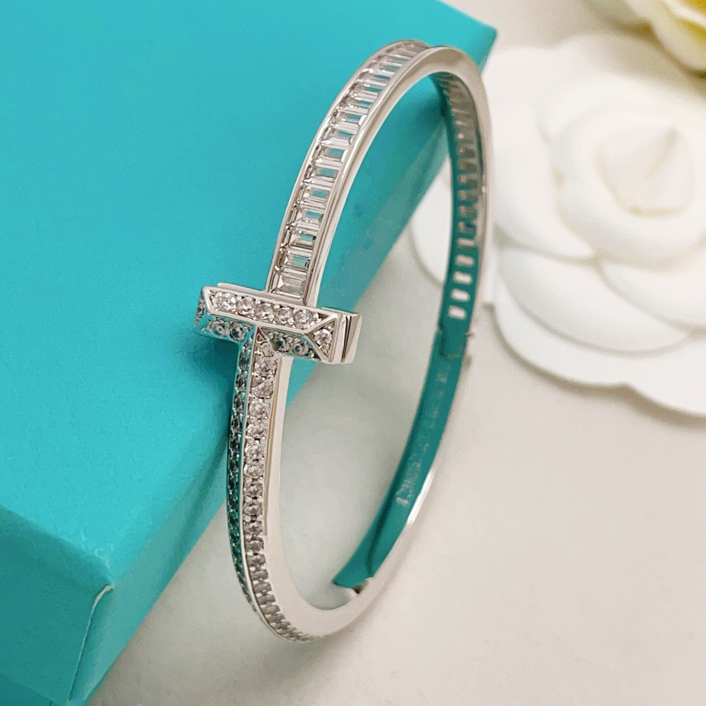 【Tiffany*帝芙尼最新款🆕🆕银色满钻方钻T手镯】一致官网黄铜材质，非常的上镜‼️设计很特别值得入手