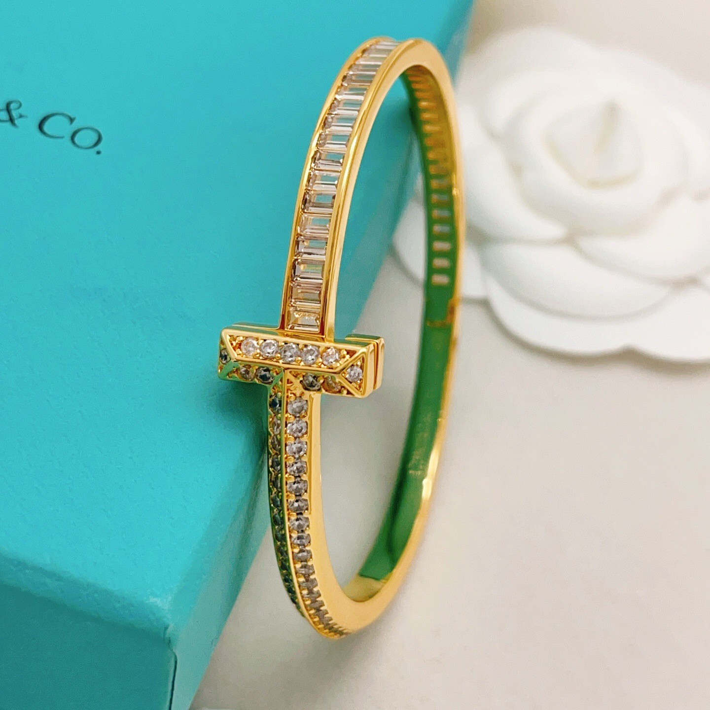 【Tiffany*帝芙尼最新款🆕🆕金色满钻方钻手镯】一致官网黄铜材质，非常的上镜‼️设计很特别值得入手。