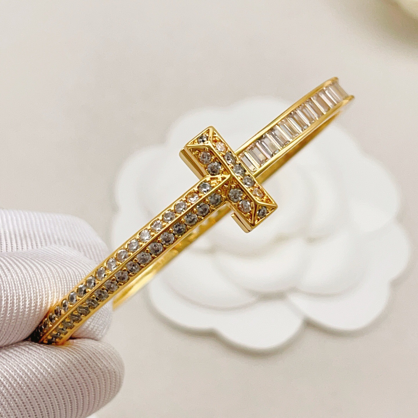 【Tiffany*帝芙尼最新款🆕🆕金色满钻方钻手镯】一致官网黄铜材质，非常的上镜‼️设计很特别值得入手。