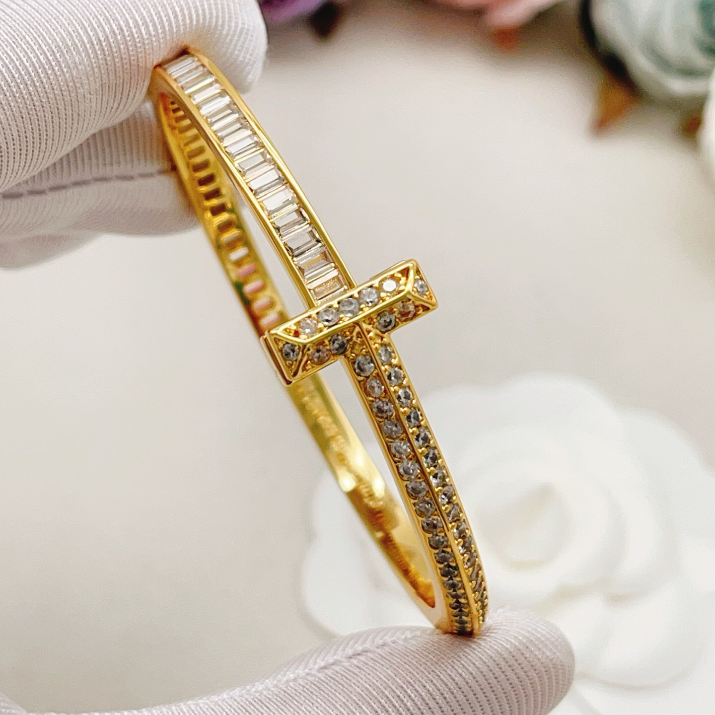 【Tiffany*帝芙尼最新款🆕🆕金色满钻方钻手镯】一致官网黄铜材质，非常的上镜‼️设计很特别值得入手。