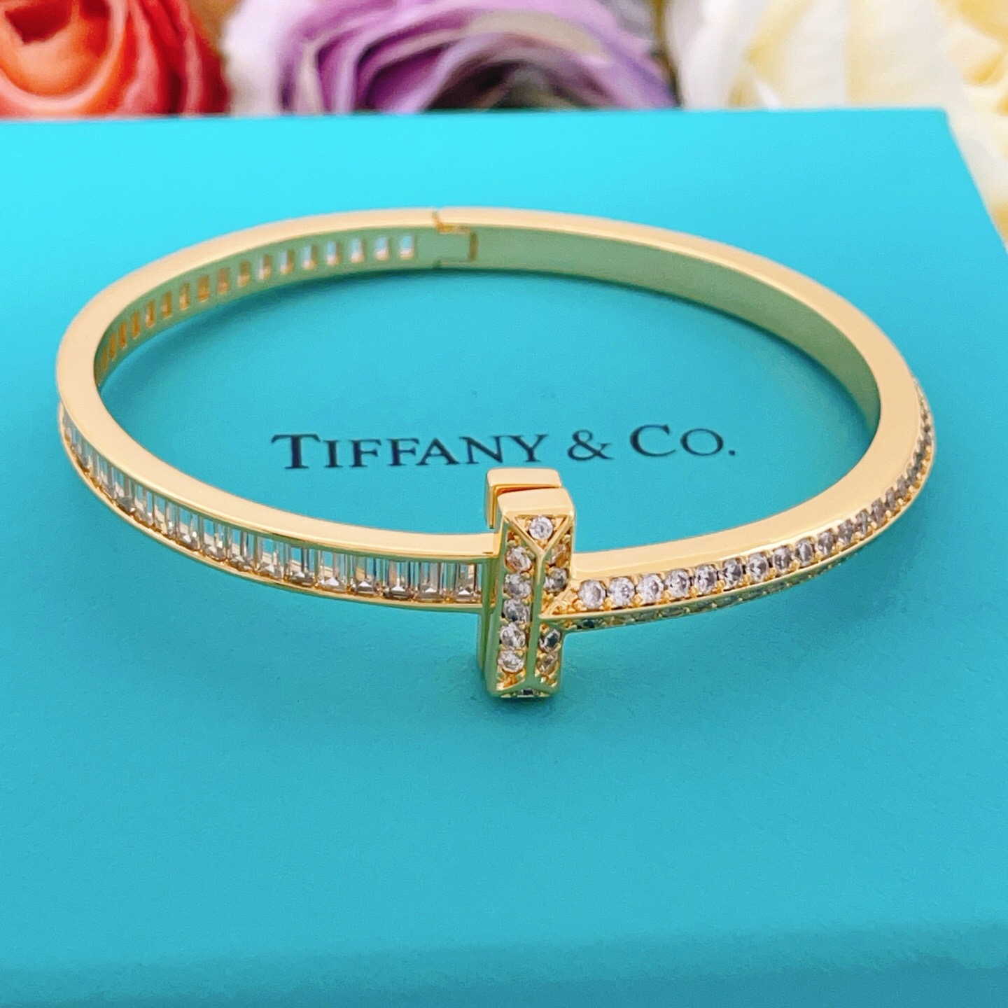 【Tiffany*帝芙尼最新款🆕🆕金色满钻方钻手镯】一致官网黄铜材质，非常的上镜‼️设计很特别值得入手。