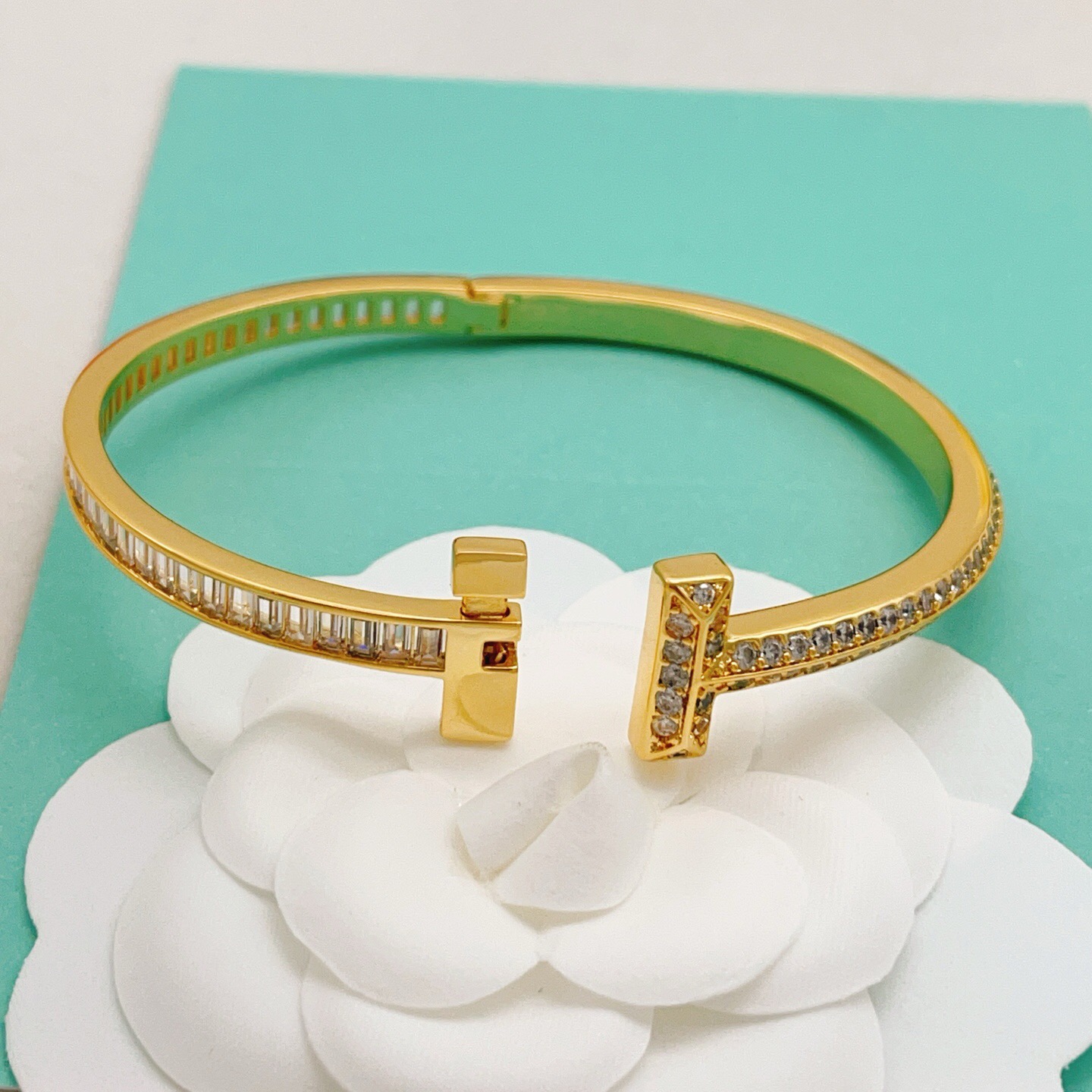 【Tiffany*帝芙尼最新款🆕🆕金色满钻方钻手镯】一致官网黄铜材质，非常的上镜‼️设计很特别值得入手。