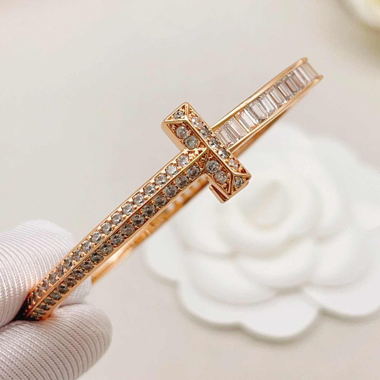 【Tiffany*帝芙尼最新款🆕🆕玫瑰金满钻方钻手镯】一致官网黄铜材质，非常的上镜‼️设计很特别值得入手
