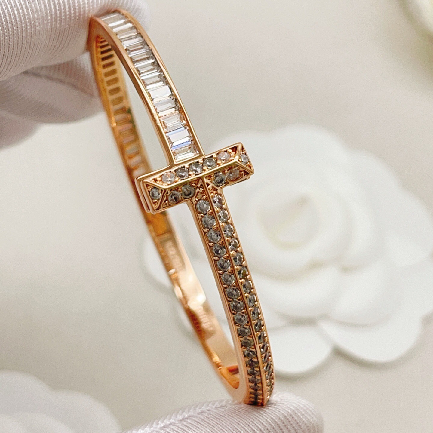 【Tiffany*帝芙尼最新款🆕🆕玫瑰金满钻方钻手镯】一致官网黄铜材质，非常的上镜‼️设计很特别值得入手