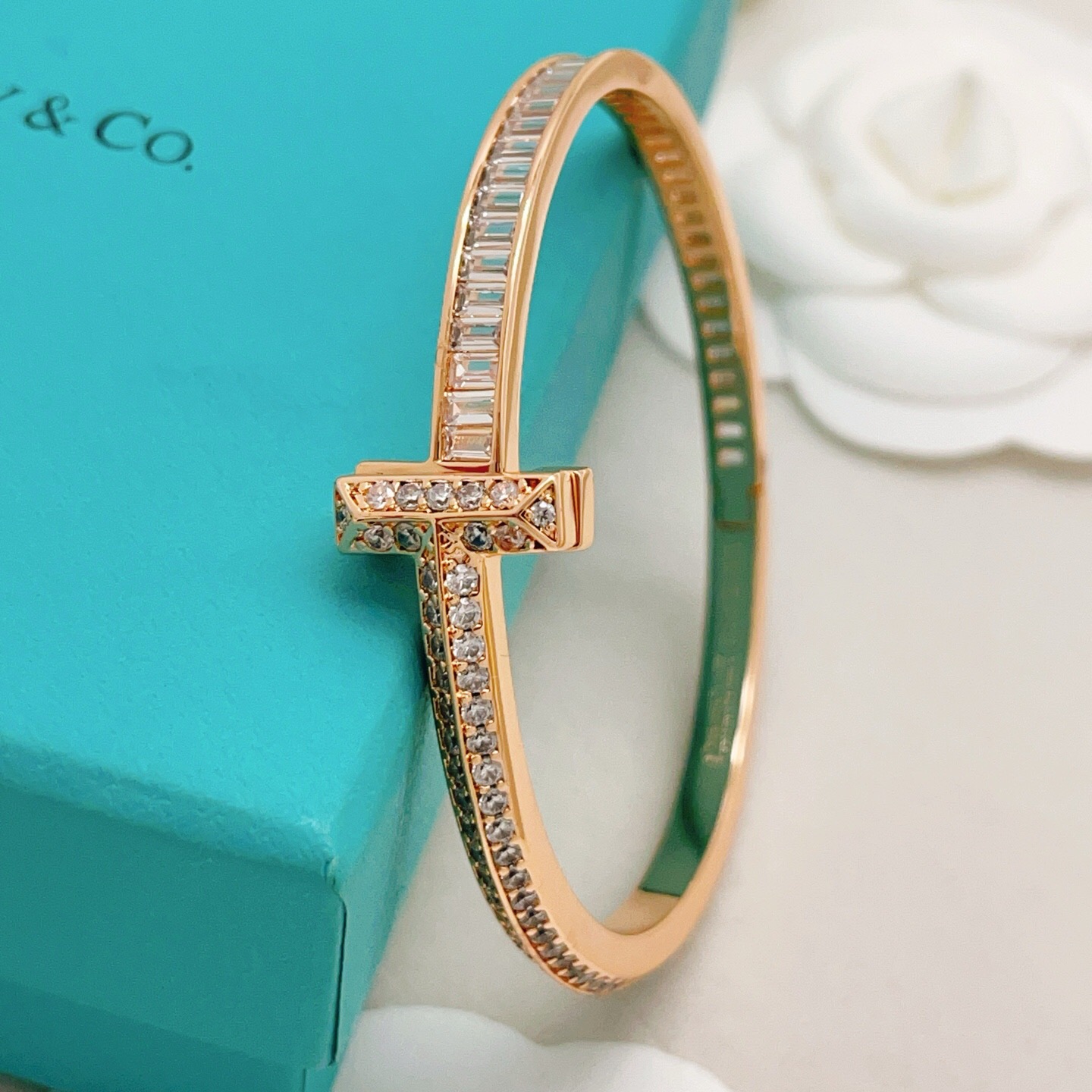 【Tiffany*帝芙尼最新款🆕🆕玫瑰金满钻方钻手镯】一致官网黄铜材质，非常的上镜‼️设计很特别值得入手