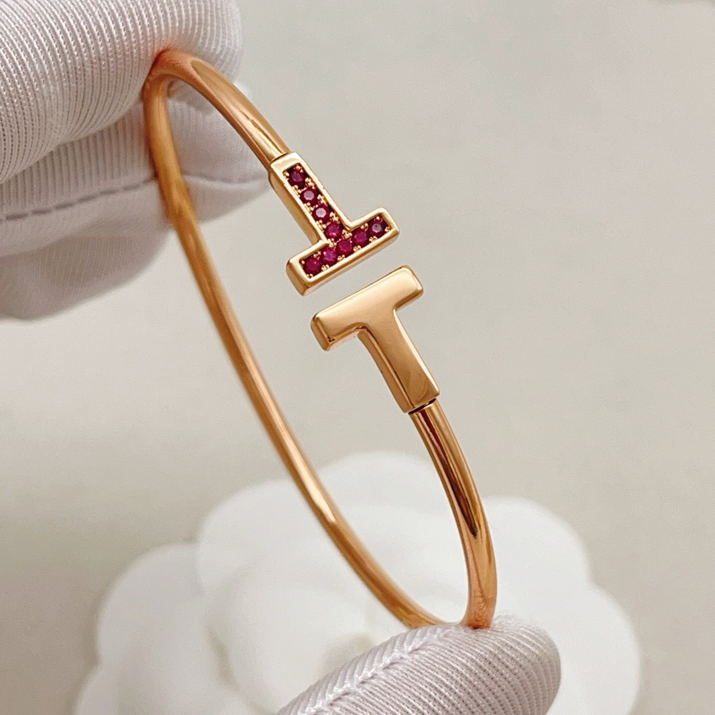 【Tiffany*帝芙尼最新款🆕🆕玫瑰金光面边钻紫钻双T手镯】一致官网黄铜材质，非常的上镜‼️设计很特别