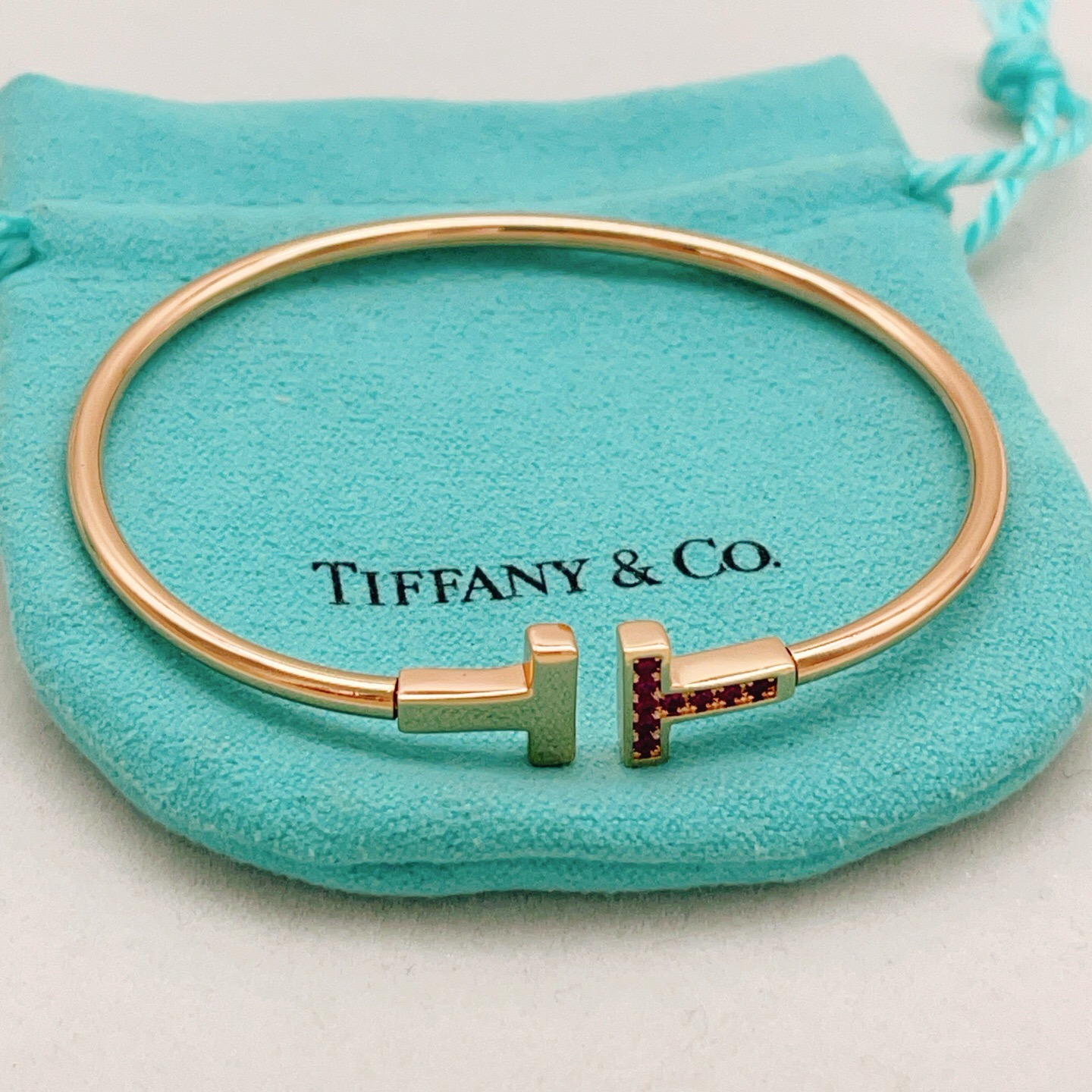 【Tiffany*帝芙尼最新款🆕🆕玫瑰金光面边钻紫钻双T手镯】一致官网黄铜材质，非常的上镜‼️设计很特别
