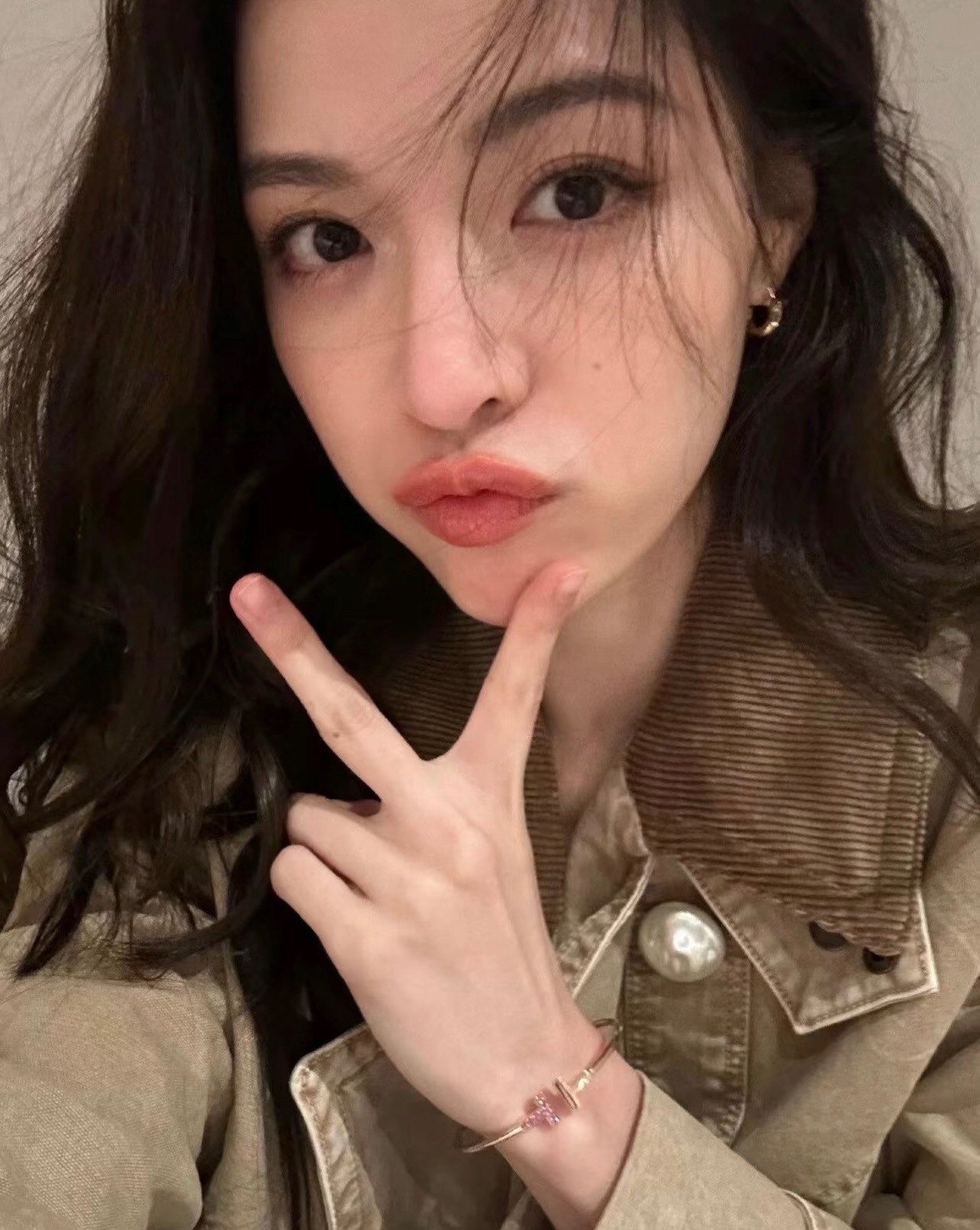 【Tiffany*帝芙尼最新款🆕🆕玫瑰金光面边钻紫钻双T手镯】一致官网黄铜材质，非常的上镜‼️设计很特别