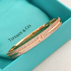 【Tiffany*帝芙尼最新款🆕🆕玫瑰金镶钻双T手镯】一致官网黄铜材质,非常的上镜‼️设计很特别值得入手高级手工坊系列 【Tiffany*帝芙尼最新款🆕🆕玫瑰金镶钻双T手镯】一致官网黄铜材质,非常的上镜‼️设计很特别值得入手高级手工坊系列