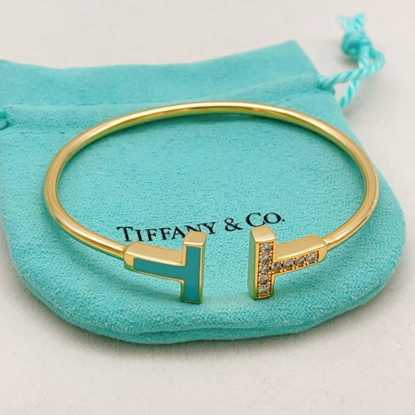 【Tiffany*帝芙尼最新款🆕🆕金色边蓝边钻双T手镯】一致官网黄铜材质，非常的上镜‼️设计很特别值得入
