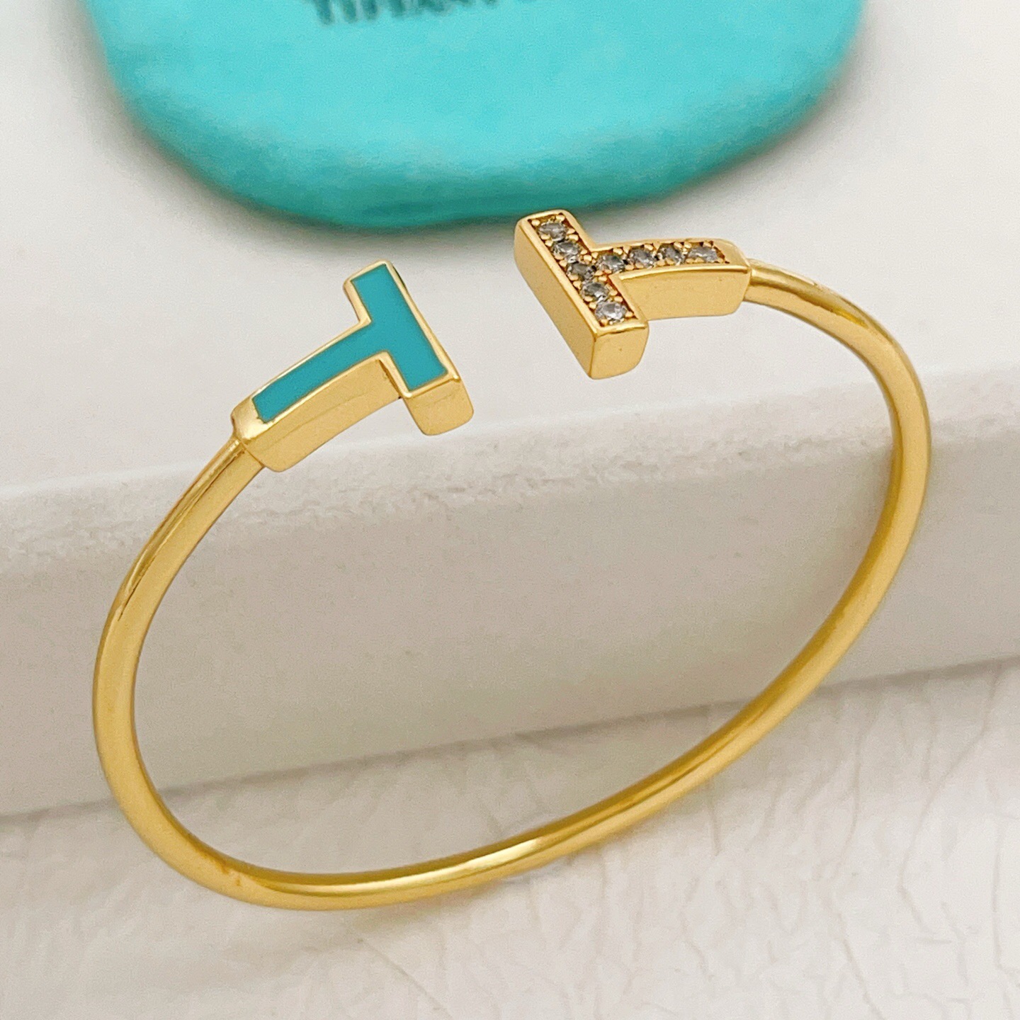 【Tiffany*帝芙尼最新款🆕🆕金色边蓝边钻双T手镯】一致官网黄铜材质，非常的上镜‼️设计很特别值得入