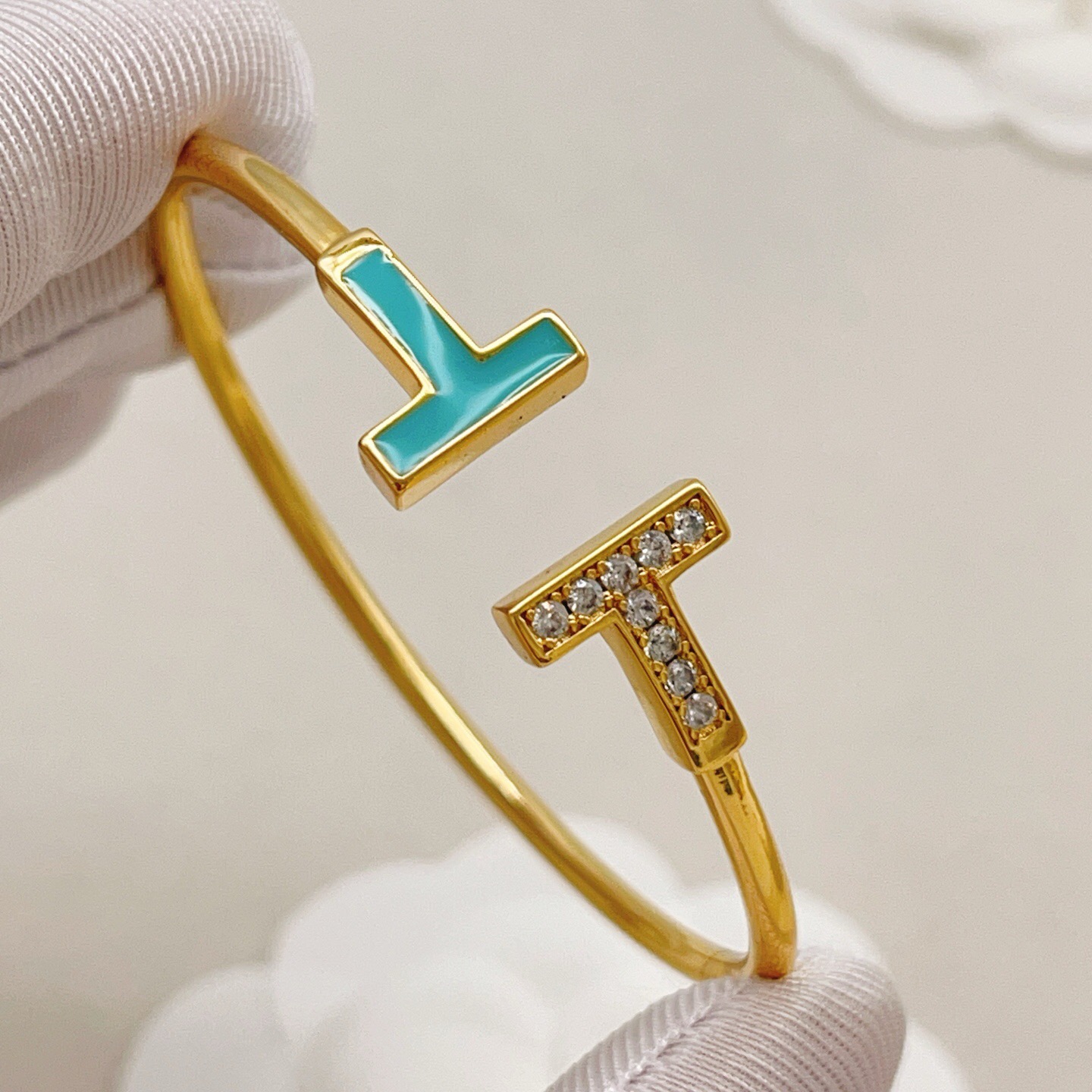 【Tiffany*帝芙尼最新款🆕🆕金色边蓝边钻双T手镯】一致官网黄铜材质，非常的上镜‼️设计很特别值得入