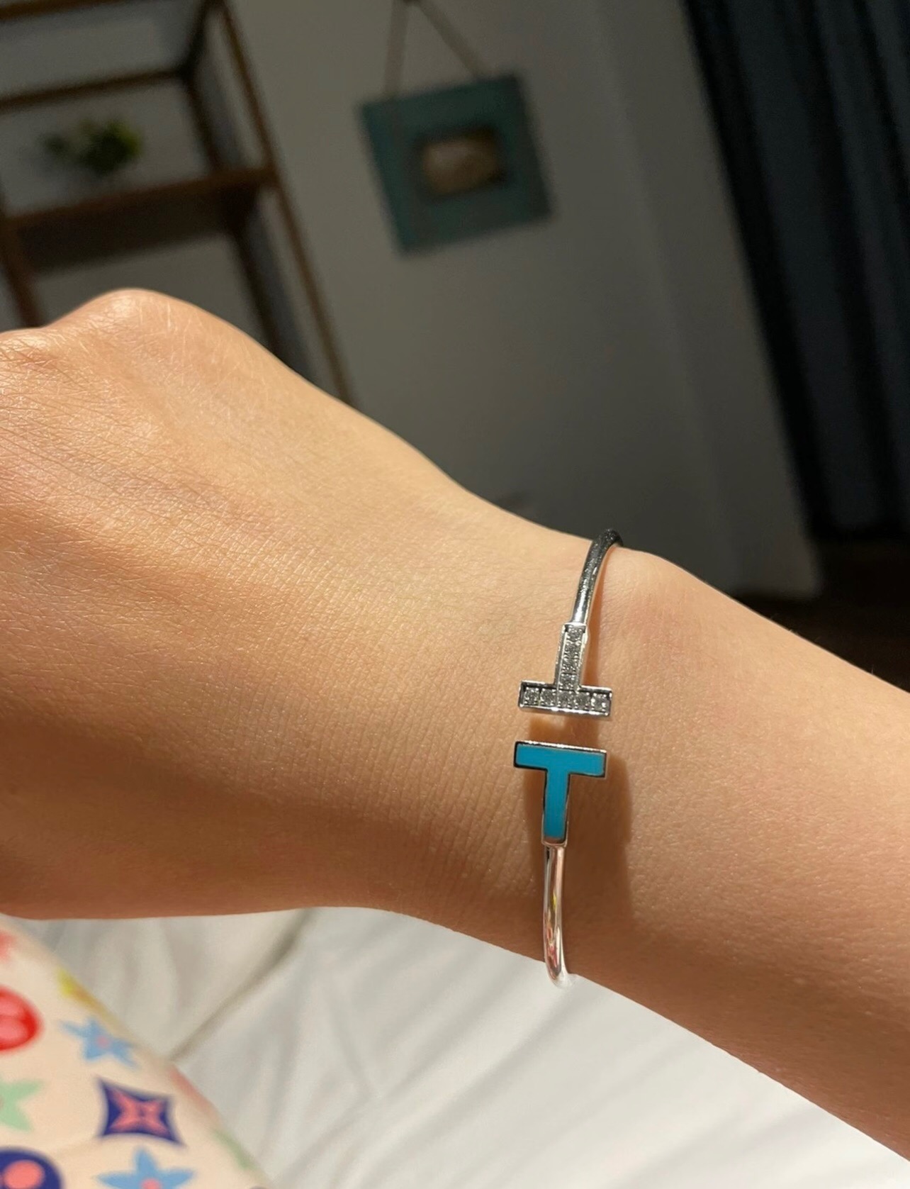 【Tiffany*帝芙尼最新款🆕🆕金色边蓝边钻双T手镯】一致官网黄铜材质，非常的上镜‼️设计很特别值得入