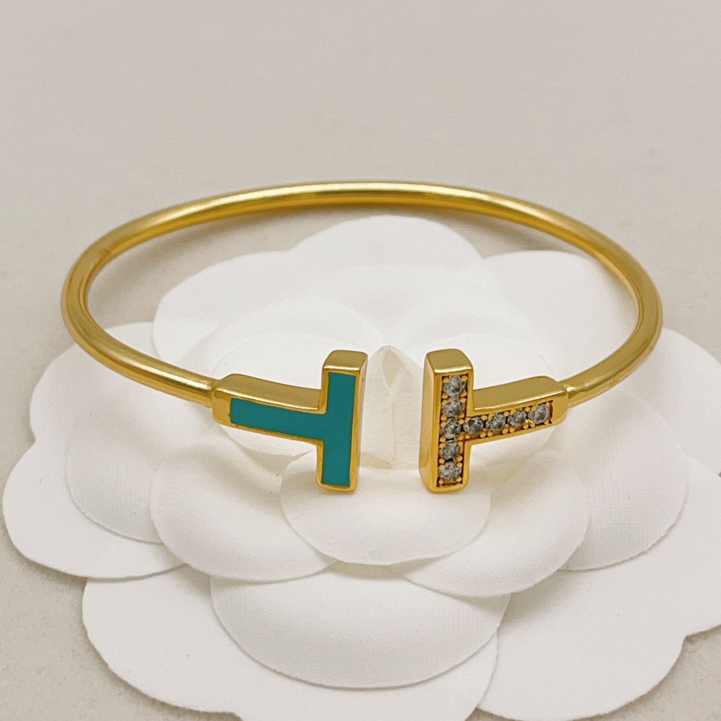 【Tiffany*帝芙尼最新款🆕🆕金色边蓝边钻双T手镯】一致官网黄铜材质，非常的上镜‼️设计很特别值得入