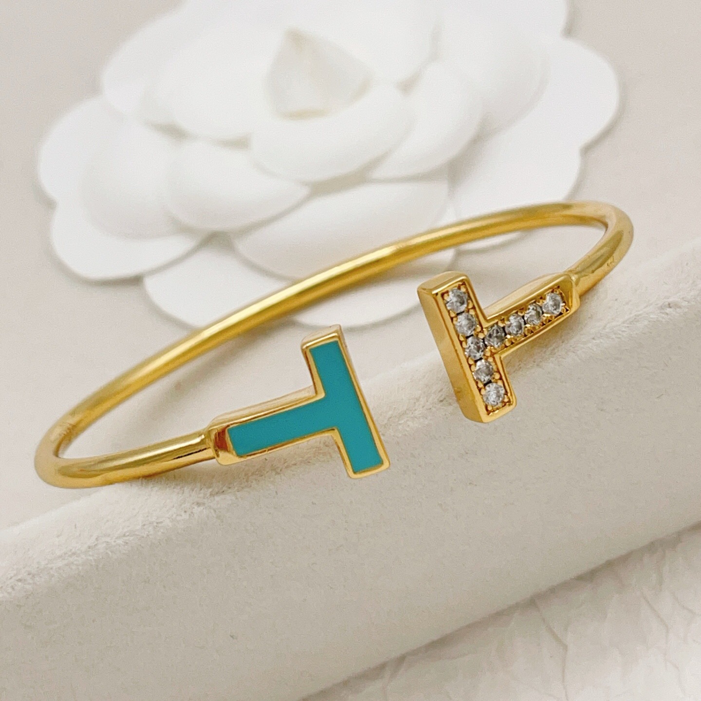 【Tiffany*帝芙尼最新款🆕🆕金色边蓝边钻双T手镯】一致官网黄铜材质，非常的上镜‼️设计很特别值得入