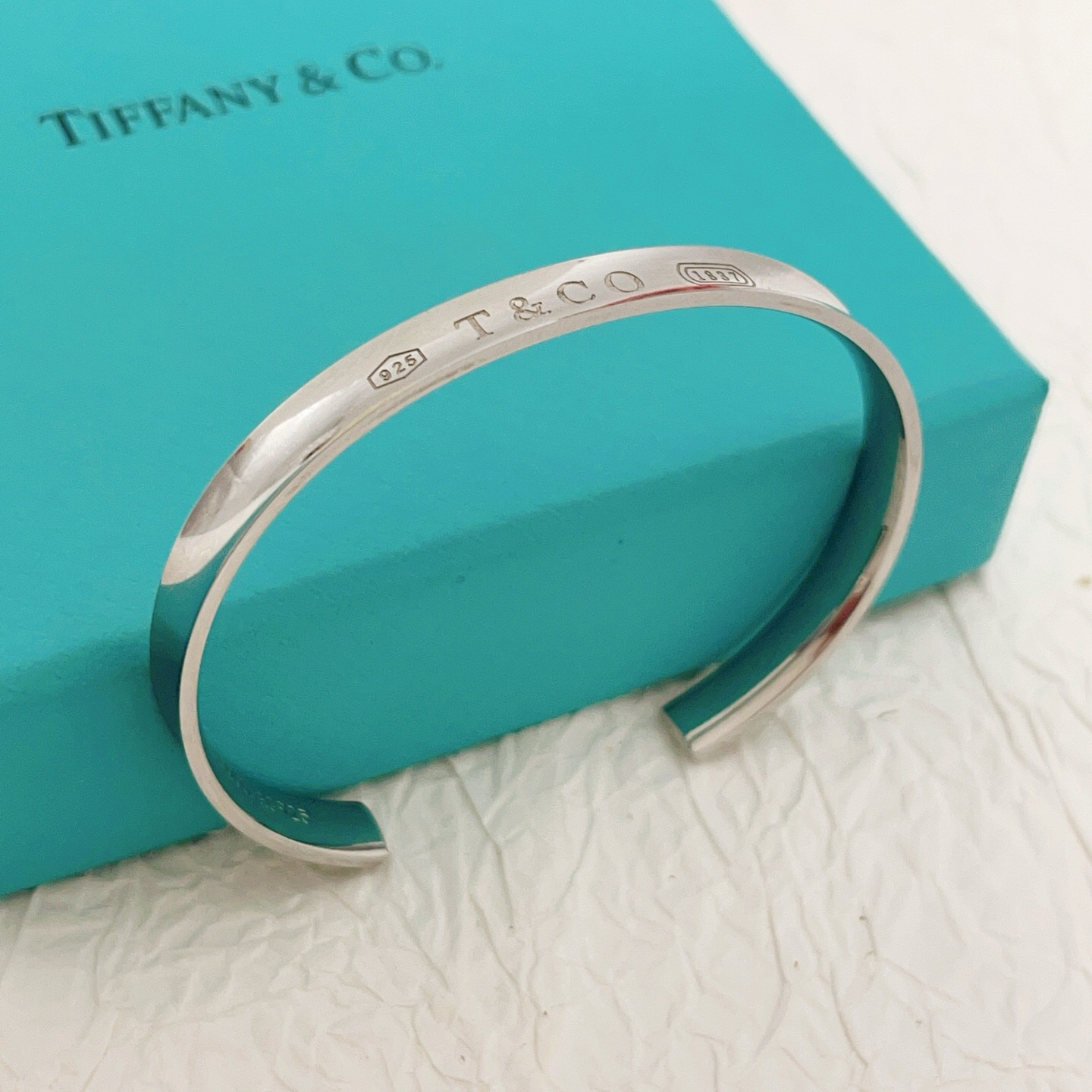 【Tiffany*帝芙尼最新款🆕🆕银色光面手镯】一致官网黄铜材质，非常的上镜‼️设计很特别值得入手。高级