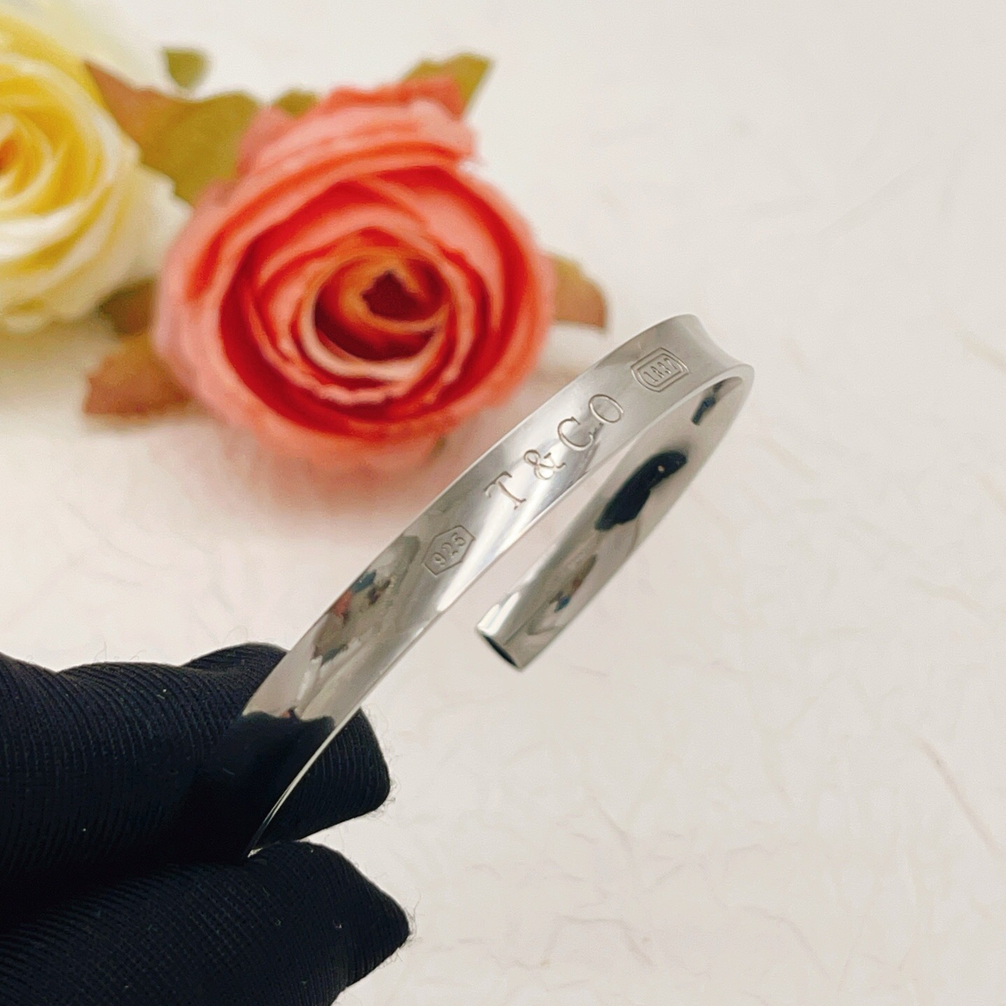 【Tiffany*帝芙尼最新款🆕🆕银色光面手镯】一致官网黄铜材质，非常的上镜‼️设计很特别值得入手。高级