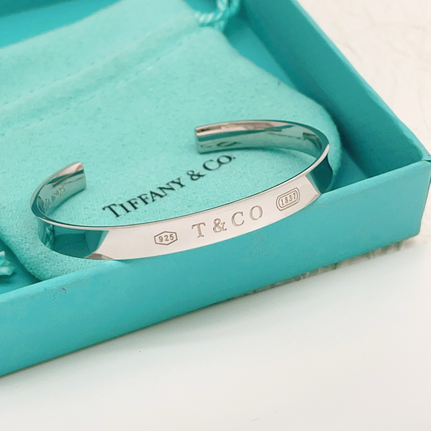 【Tiffany*帝芙尼最新款🆕🆕银色光面手镯】一致官网黄铜材质，非常的上镜‼️设计很特别值得入手。高级