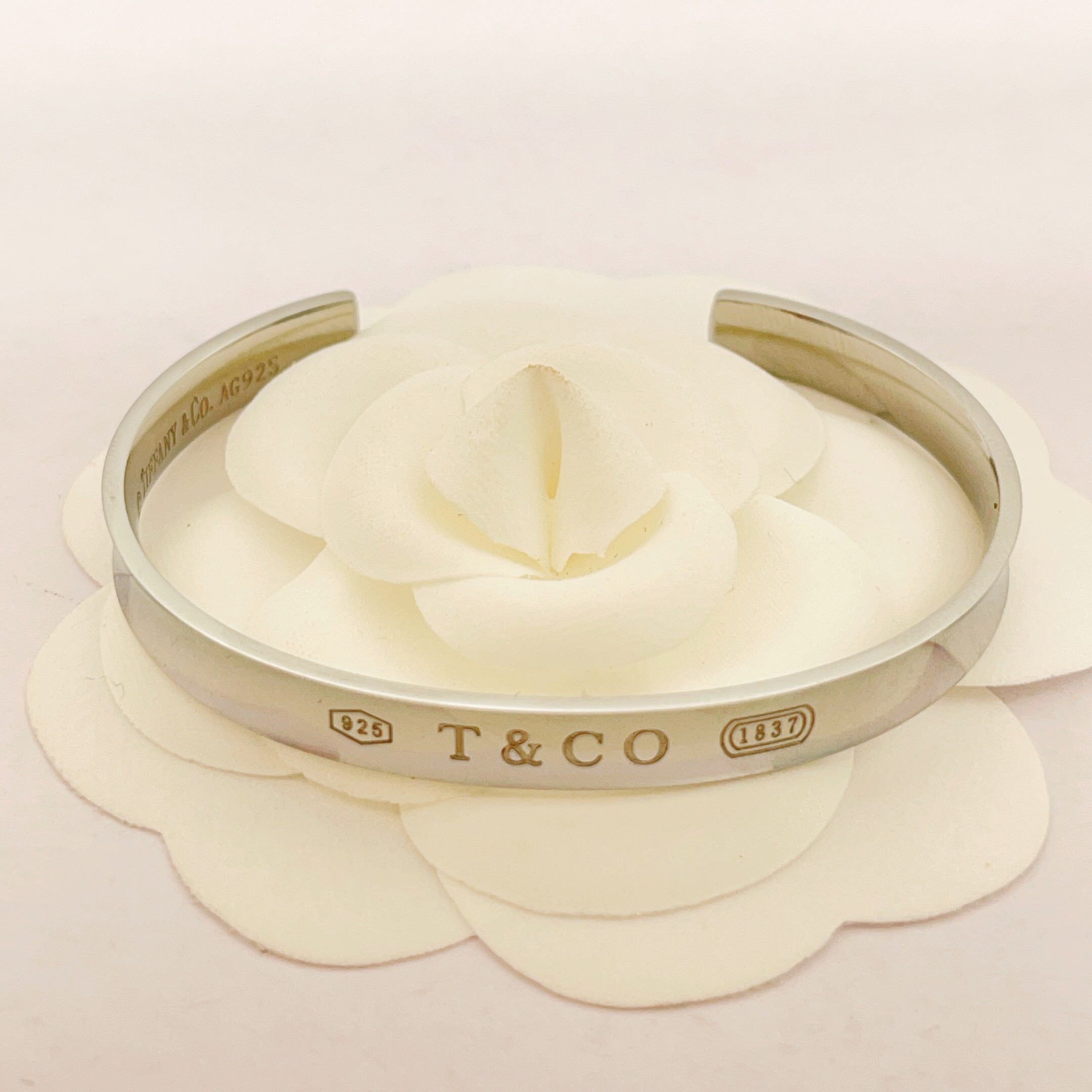 【Tiffany*帝芙尼最新款🆕🆕银色光面手镯】一致官网黄铜材质，非常的上镜‼️设计很特别值得入手。高级