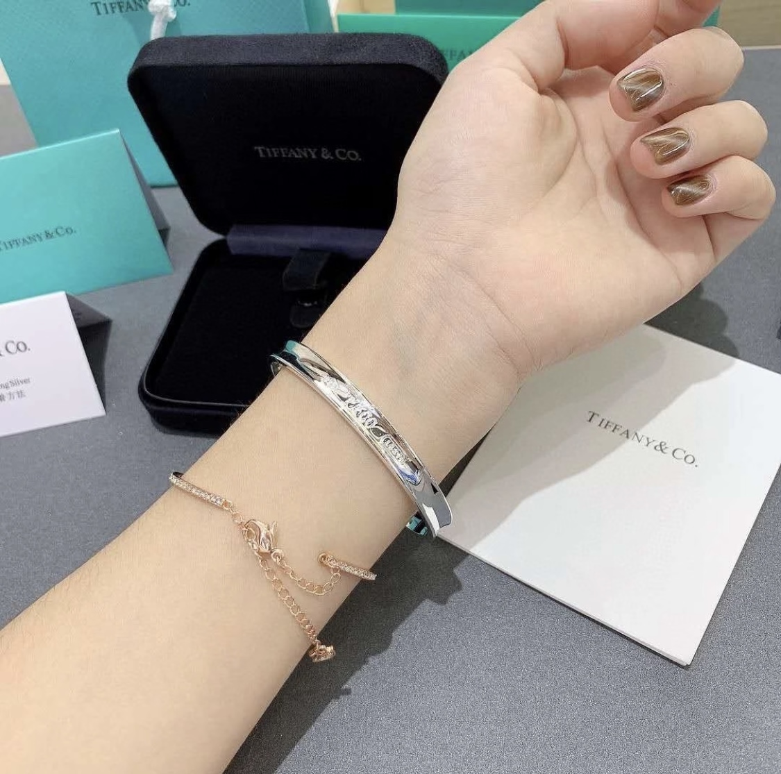 【Tiffany*帝芙尼最新款🆕🆕银色光面手镯】一致官网黄铜材质，非常的上镜‼️设计很特别值得入手。高级