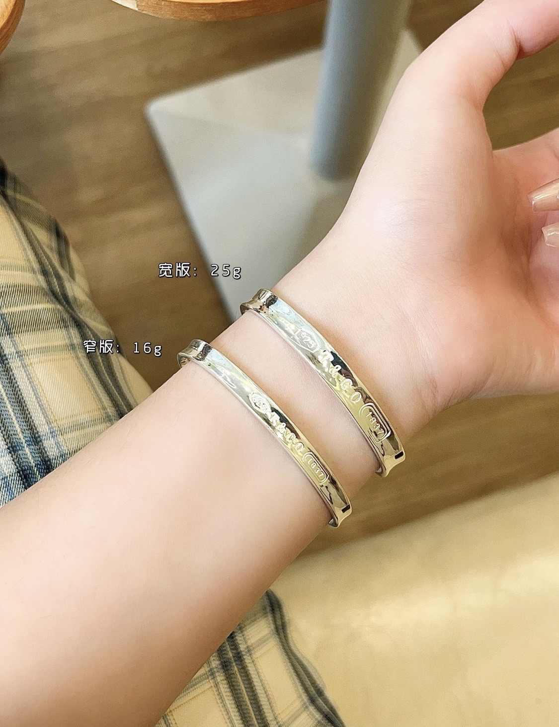 【Tiffany*帝芙尼最新款🆕🆕银色光面手镯】一致官网黄铜材质，非常的上镜‼️设计很特别值得入手。高级