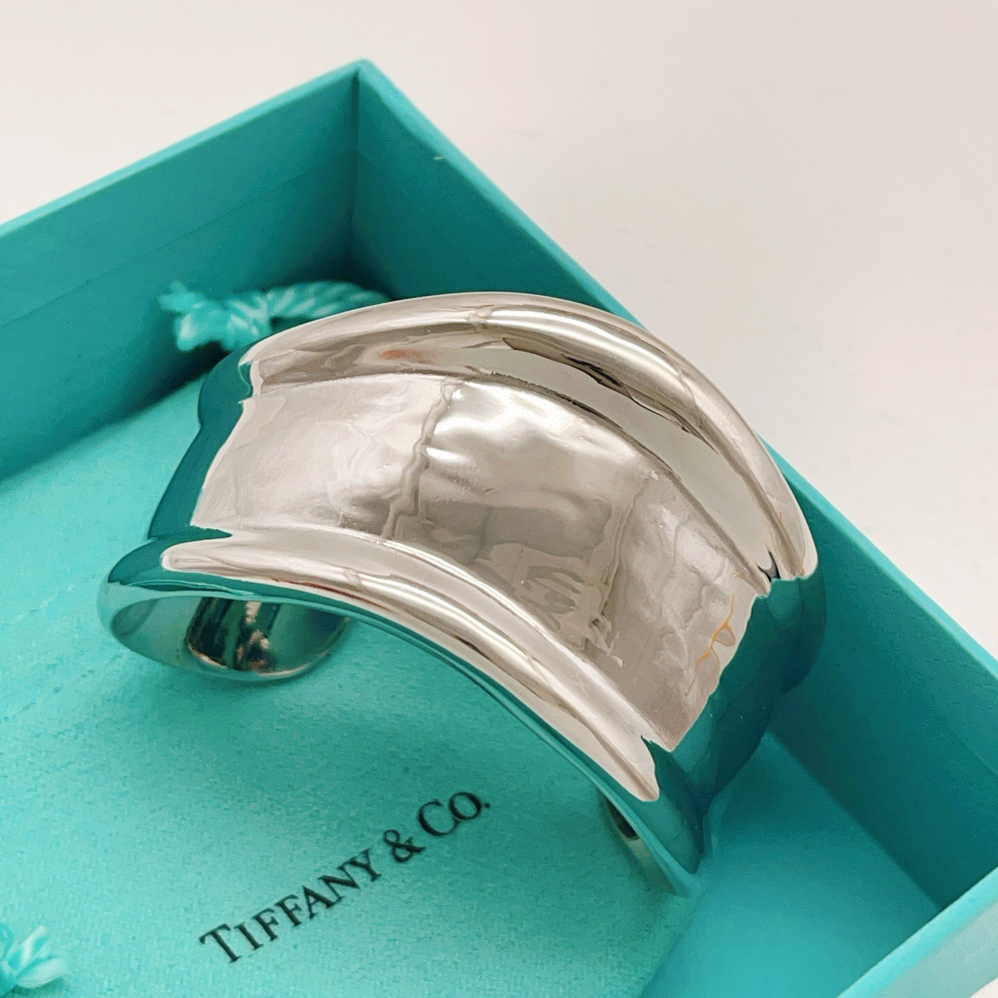 【Tiffany*帝芙尼最新款🆕🆕银色光面手镯】一致官网黄铜材质，非常的上镜‼️设计很特别值得入手。高级