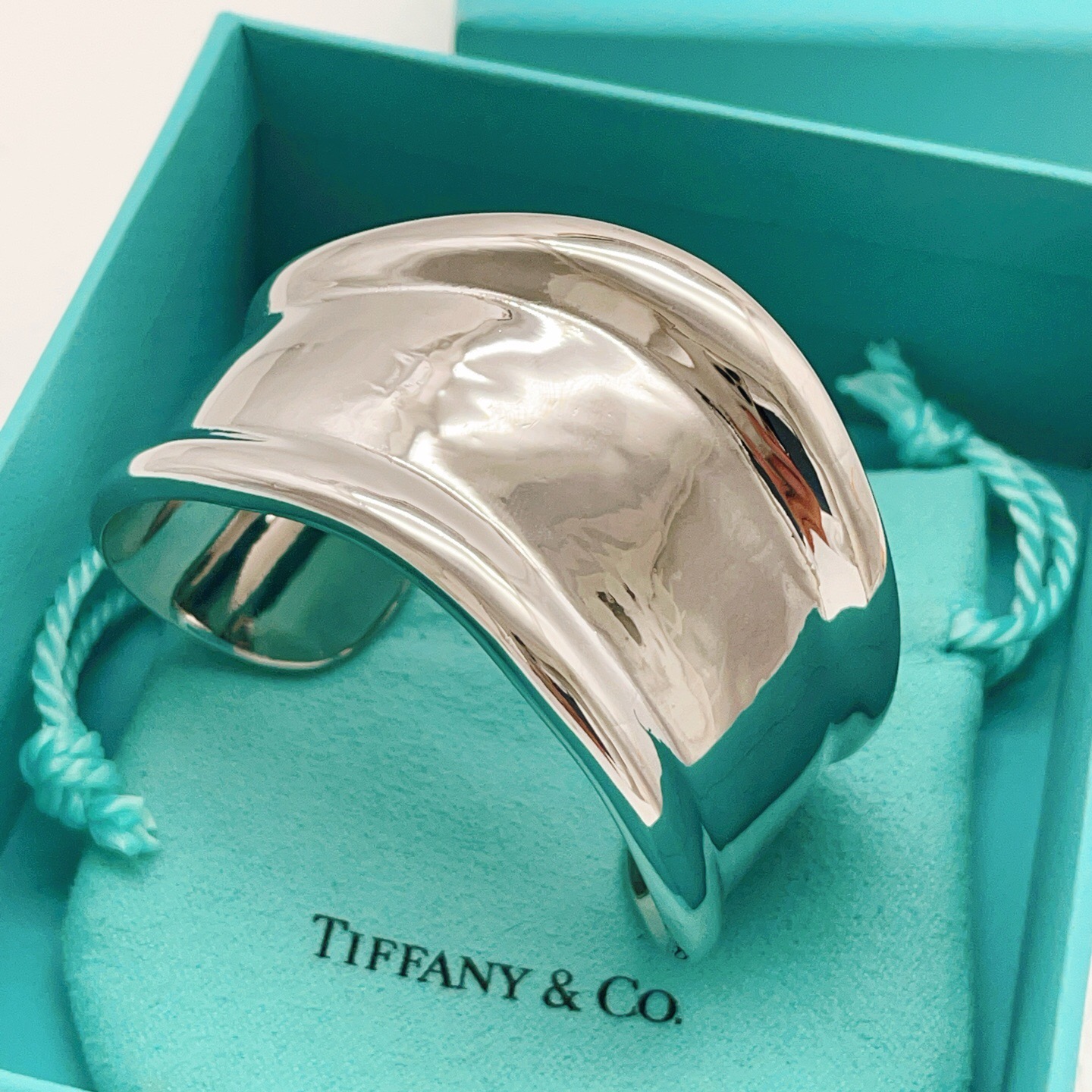 【Tiffany*帝芙尼最新款🆕🆕银色光面手镯】一致官网黄铜材质，非常的上镜‼️设计很特别值得入手。高级