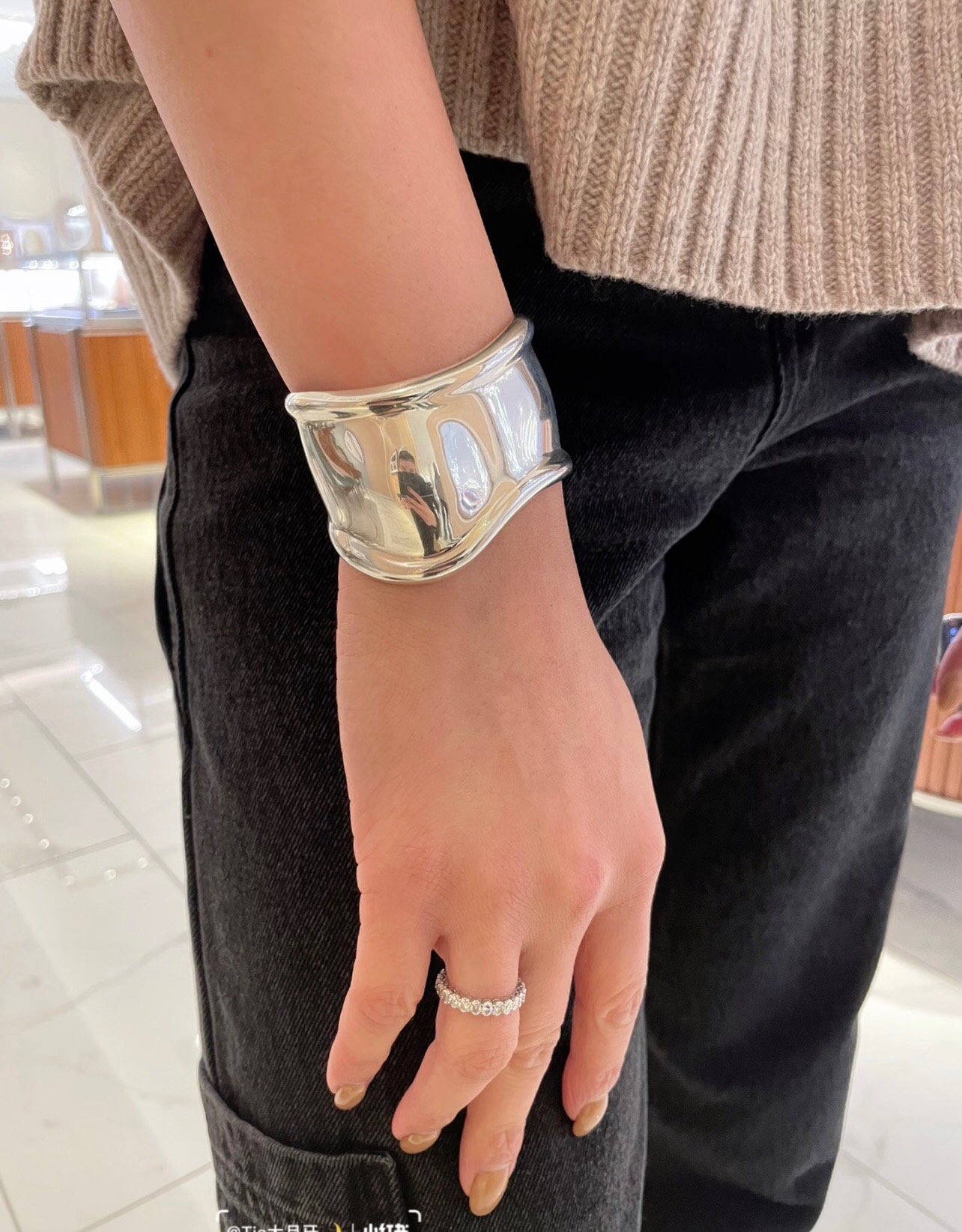 【Tiffany*帝芙尼最新款🆕🆕银色光面手镯】一致官网黄铜材质，非常的上镜‼️设计很特别值得入手。高级