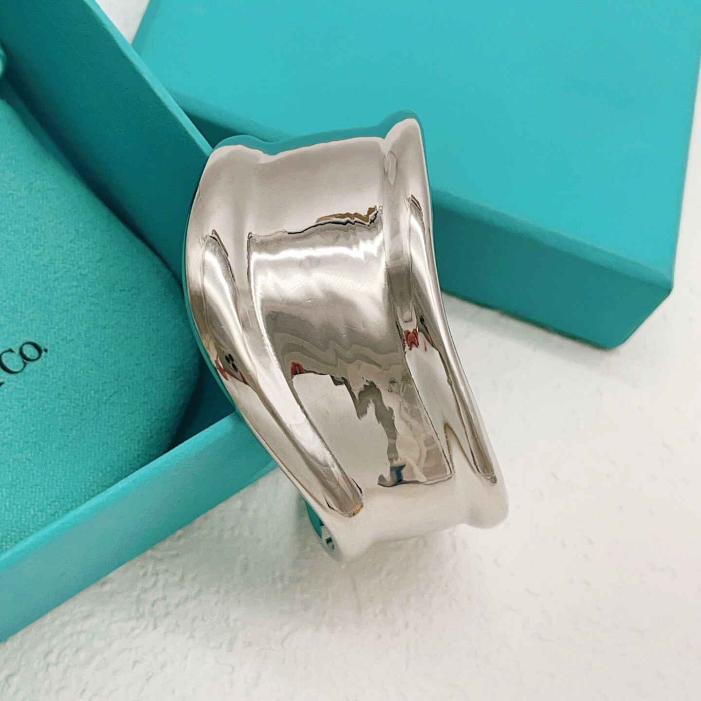 【Tiffany*帝芙尼最新款🆕🆕银色光面手镯】一致官网黄铜材质，非常的上镜‼️设计很特别值得入手。高级
