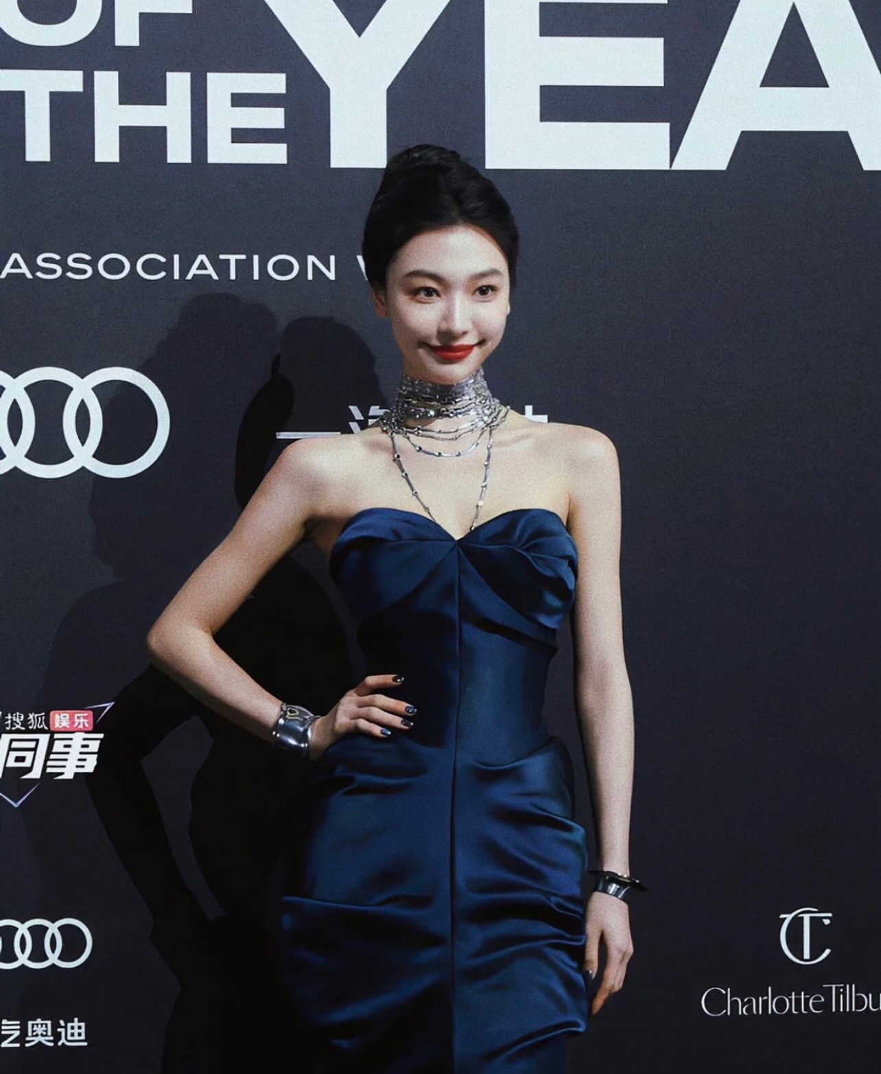 【Tiffany*帝芙尼最新款🆕🆕银色光面手镯】一致官网黄铜材质，非常的上镜‼️设计很特别值得入手。高级
