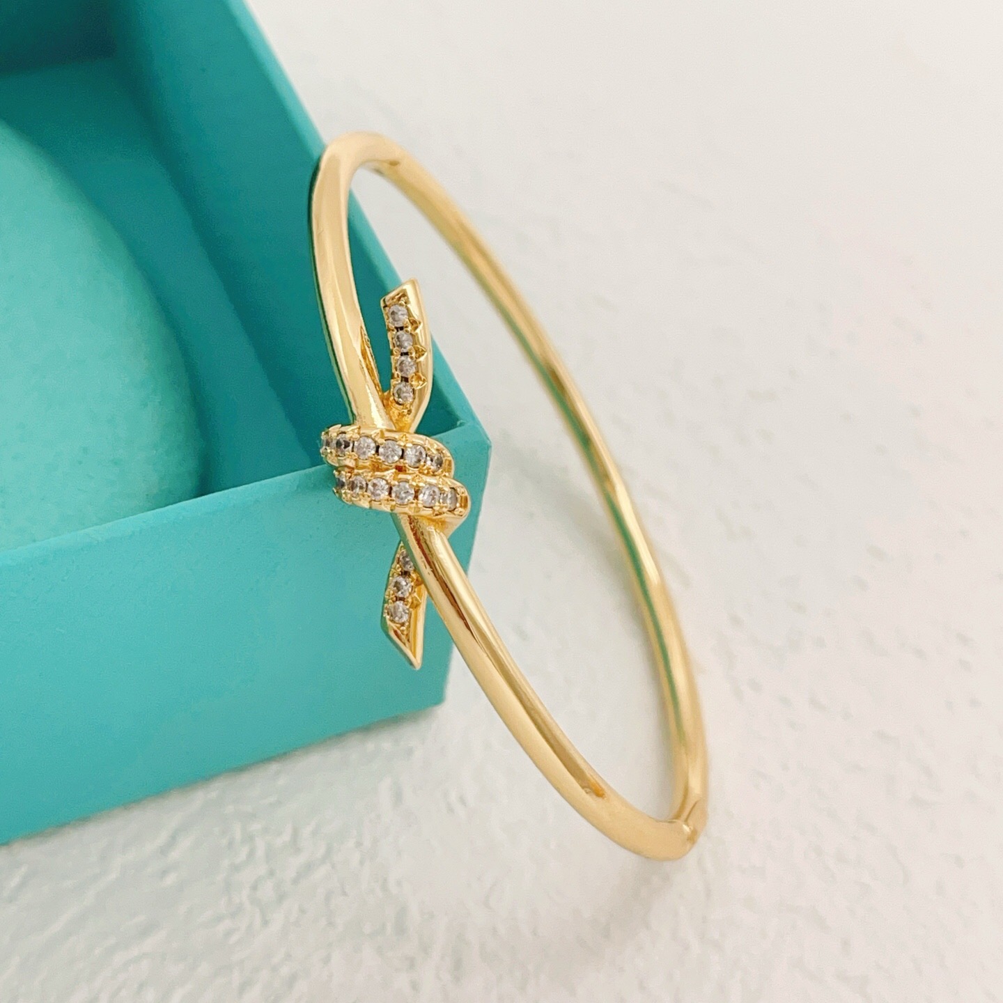 【Tiffany*帝芙尼最新款🆕🆕金色镶钻绳结手镯】一致官网黄铜材质，非常的上镜‼️设计很特别值得入手。