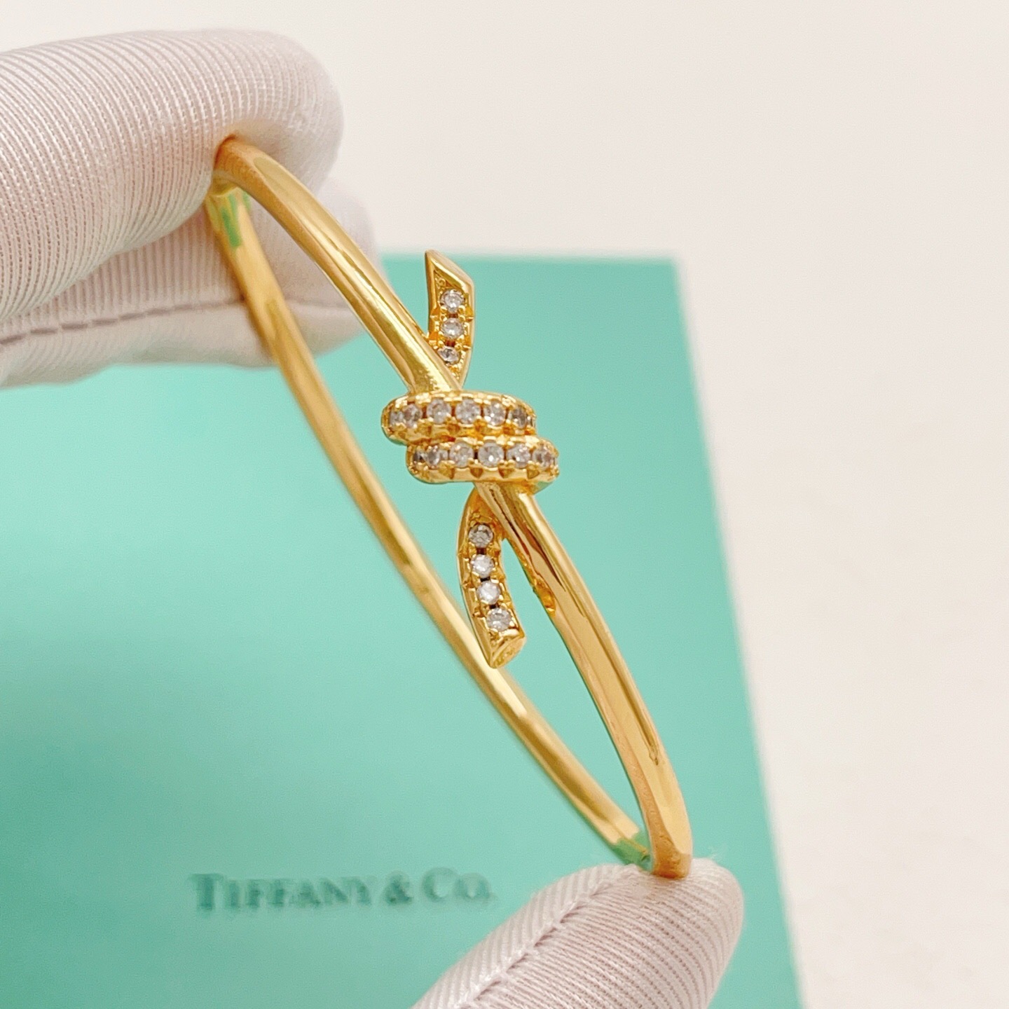 【Tiffany*帝芙尼最新款🆕🆕金色镶钻绳结手镯】一致官网黄铜材质，非常的上镜‼️设计很特别值得入手。