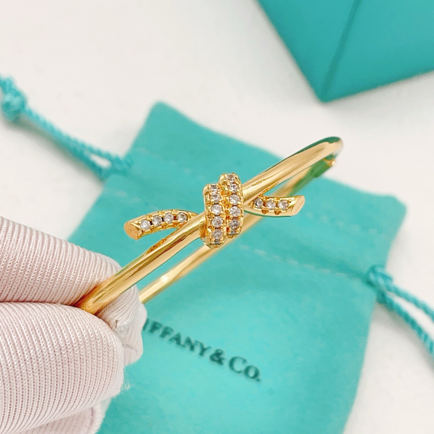 【Tiffany*帝芙尼最新款🆕🆕金色镶钻绳结手镯】一致官网黄铜材质，非常的上镜‼️设计很特别值得入手。