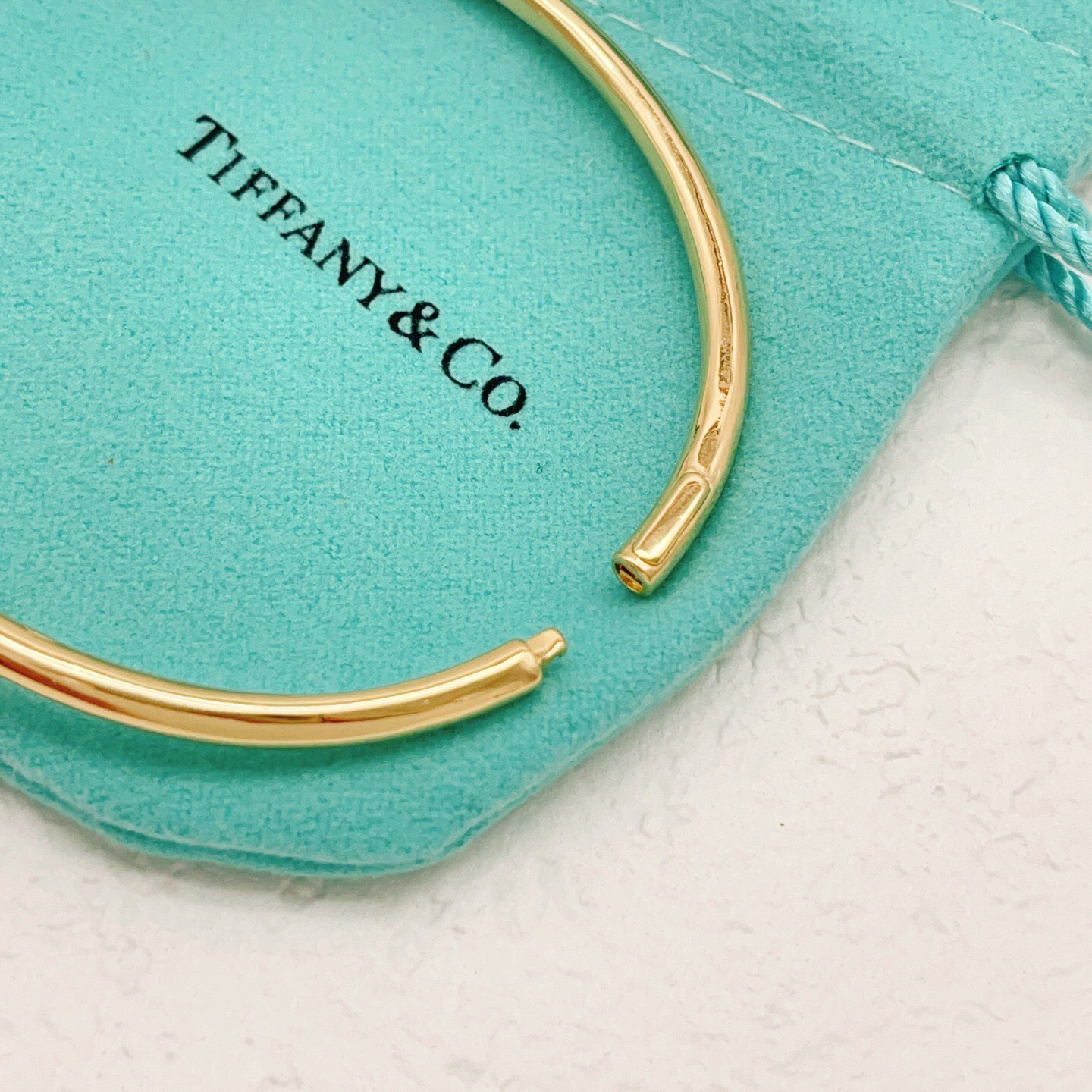【Tiffany*帝芙尼最新款🆕🆕金色镶钻绳结手镯】一致官网黄铜材质，非常的上镜‼️设计很特别值得入手。