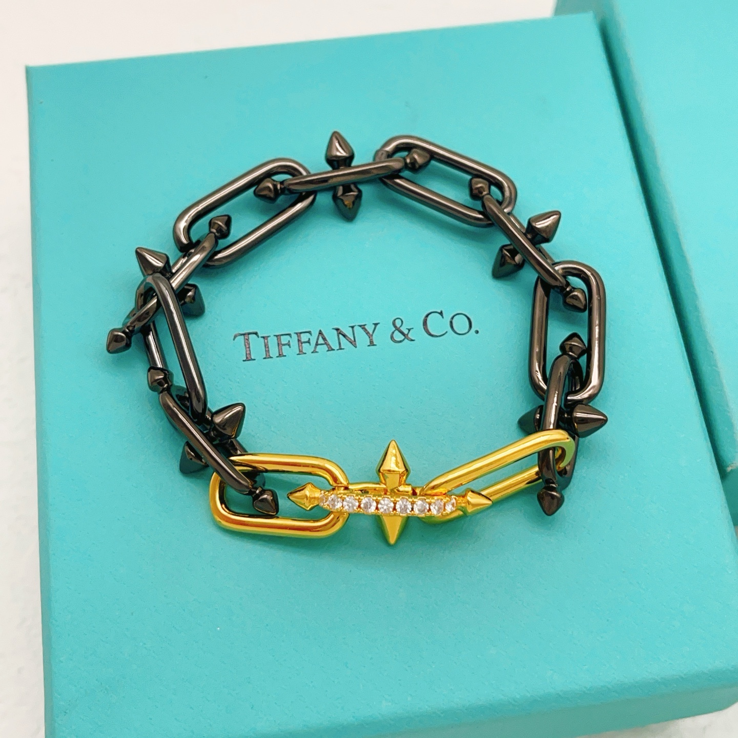 【Tiffany*帝芙尼最新款🆕🆕黑色镶钻钉子手链】一致官网黄铜材质，非常的上镜‼️设计很特别值得入手。