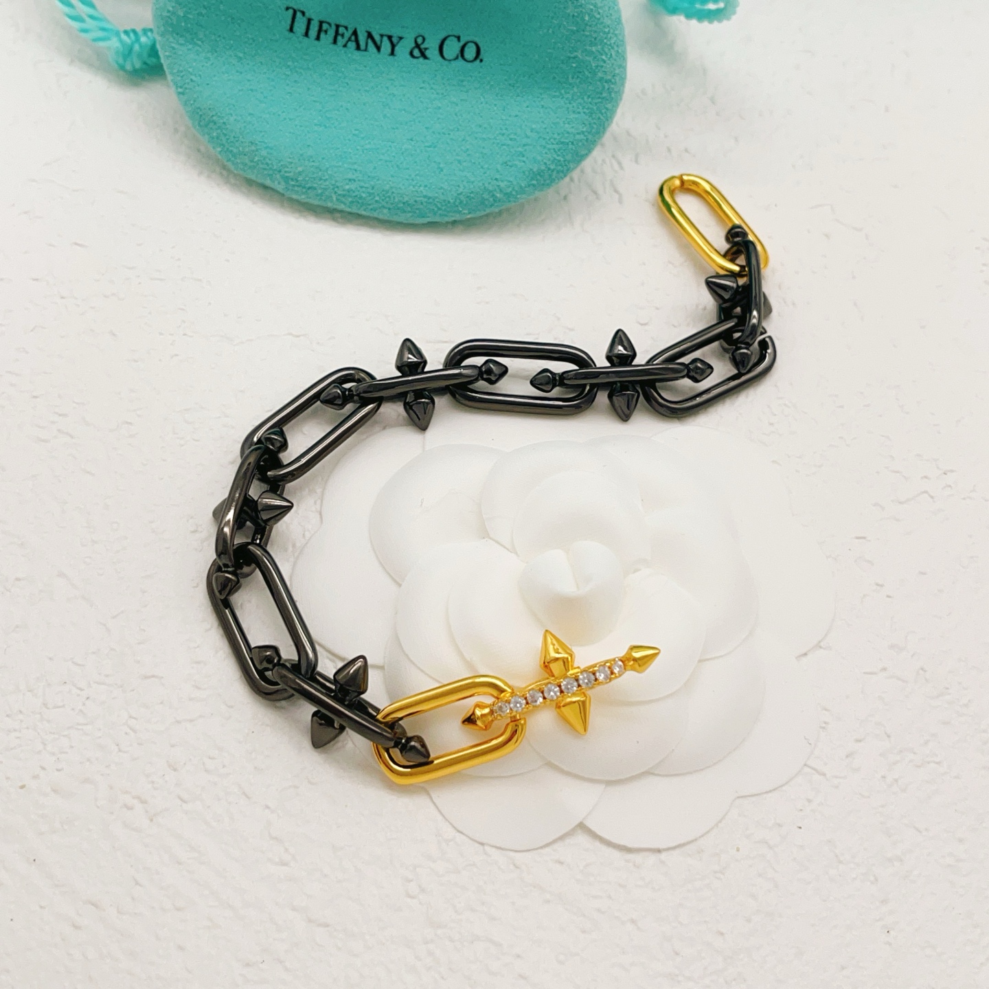 【Tiffany*帝芙尼最新款🆕🆕黑色镶钻钉子手链】一致官网黄铜材质，非常的上镜‼️设计很特别值得入手。