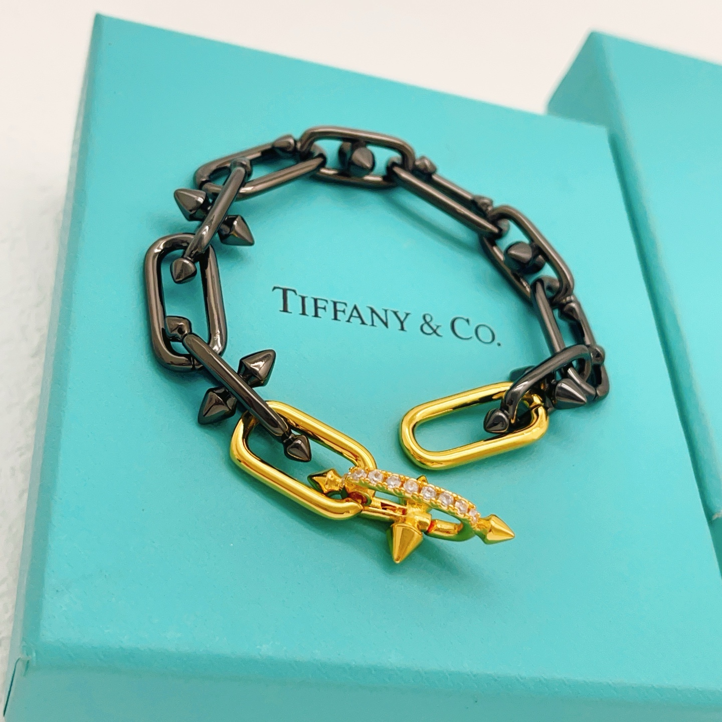 【Tiffany*帝芙尼最新款🆕🆕黑色镶钻钉子手链】一致官网黄铜材质，非常的上镜‼️设计很特别值得入手。