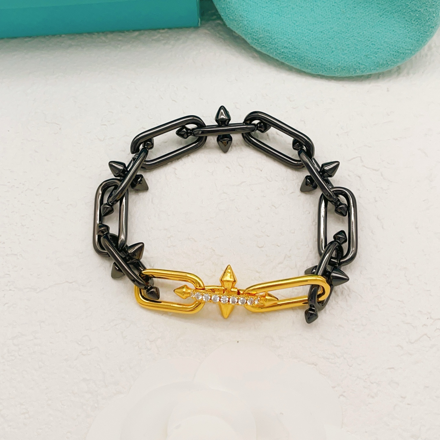 【Tiffany*帝芙尼最新款🆕🆕黑色镶钻钉子手链】一致官网黄铜材质，非常的上镜‼️设计很特别值得入手。
