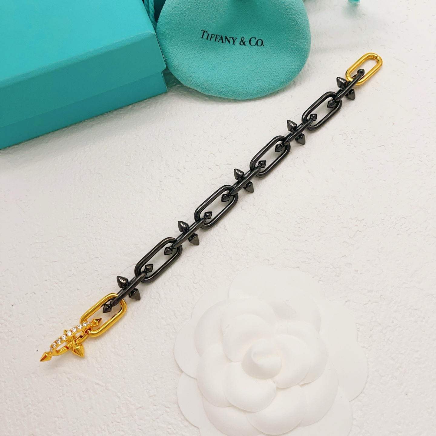 【Tiffany*帝芙尼最新款🆕🆕黑色镶钻钉子手链】一致官网黄铜材质，非常的上镜‼️设计很特别值得入手。